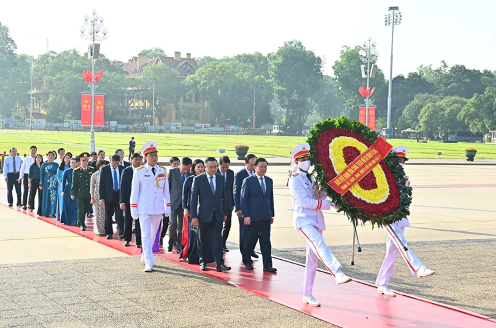 Lãnh đạo thành phố Hà Nội vào Lăng viếng Chủ tịch Hồ Chí Minh