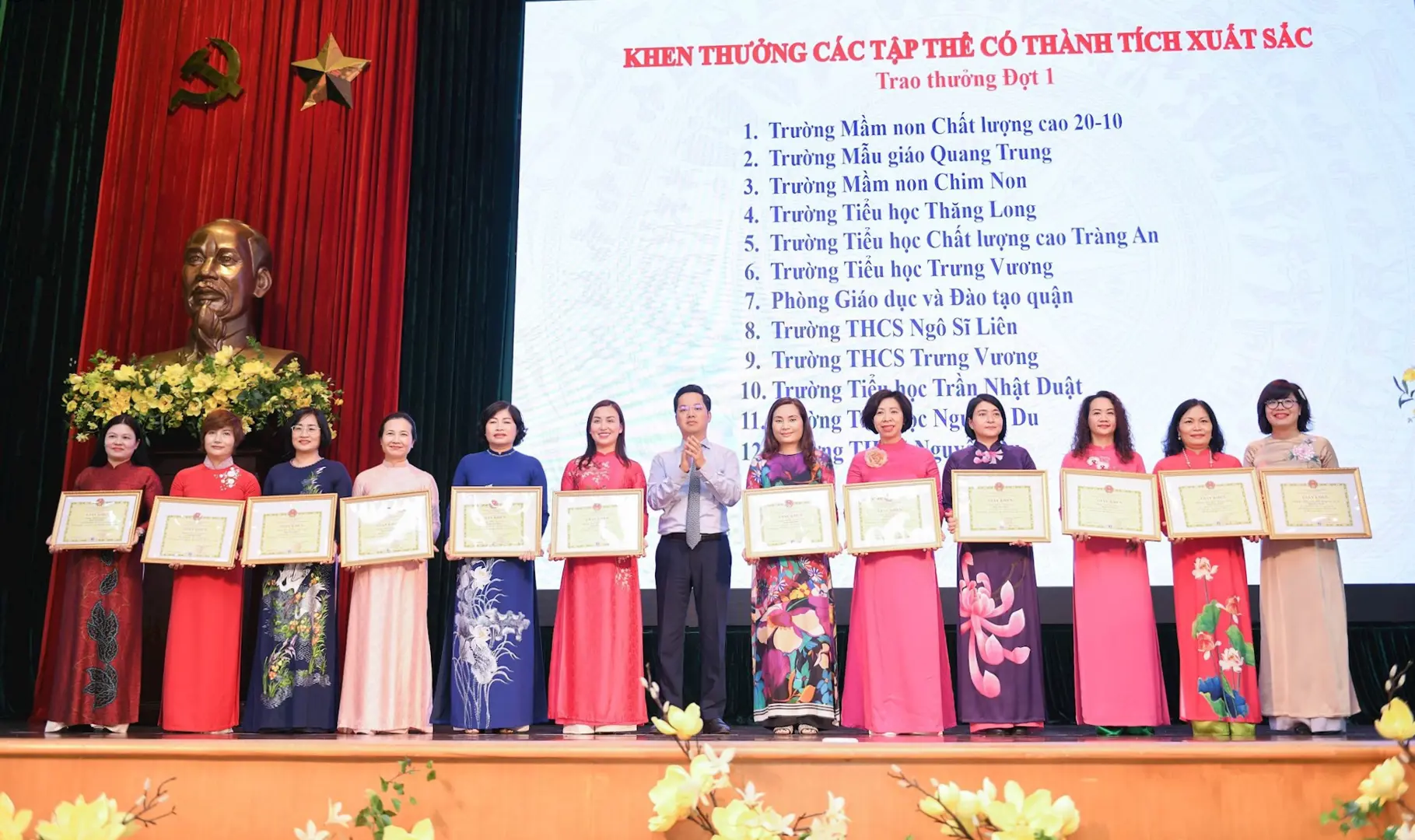 Quận Hoàn Kiếm tuyên dương, khen thưởng giáo viên, học sinh đạt thành tích cao