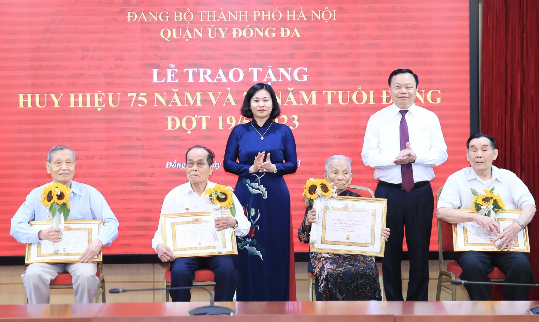 Phó Bí thư Thường trực Thành ủy Hà Nội Nguyễn Thị Tuyến, trao huy hiệu cho các đảng viên lão thành quận Đống Đa. Ảnh: Phạm Hùng