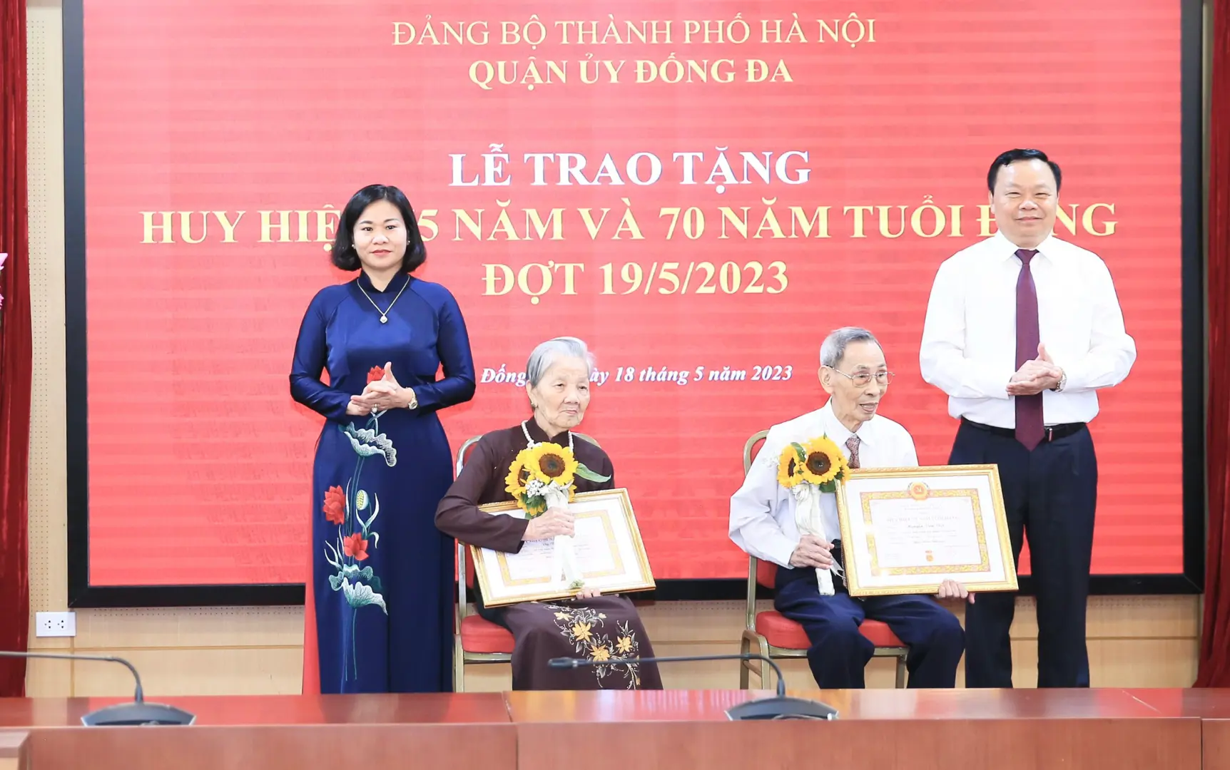 Lãnh đạo thành phố trao Huy hiệu Đảng cho đảng viên lão thành quận Đống Đa