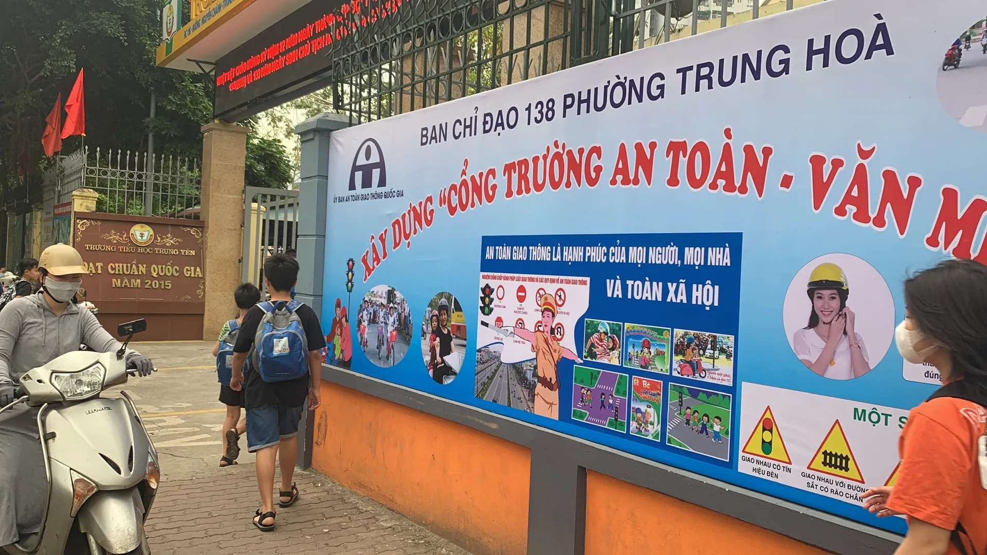 Cầu Giấy triển khai thêm ba mô hình Cổng trường An toàn văn minh