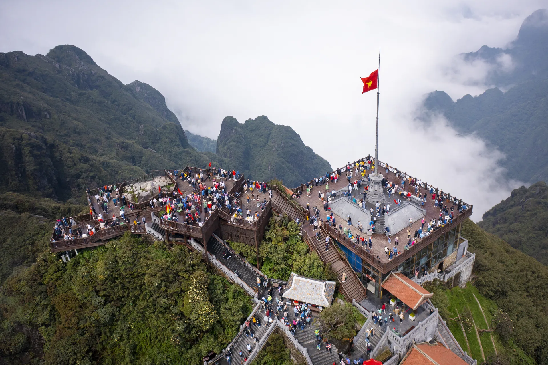 Đỉnh thiêng Fansipan: Đông đang về giữa hạ