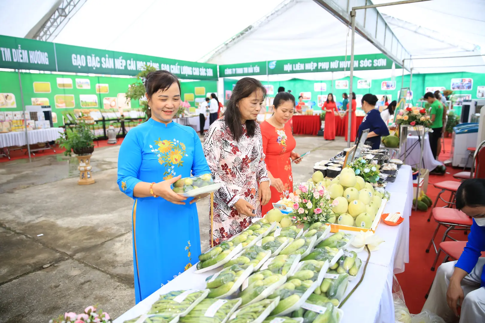 Người tiêu dùng chọn mua sản phẩm OCOP tại huyện Sóc Sơn, Hà Nội. Ảnh: Công Hùng