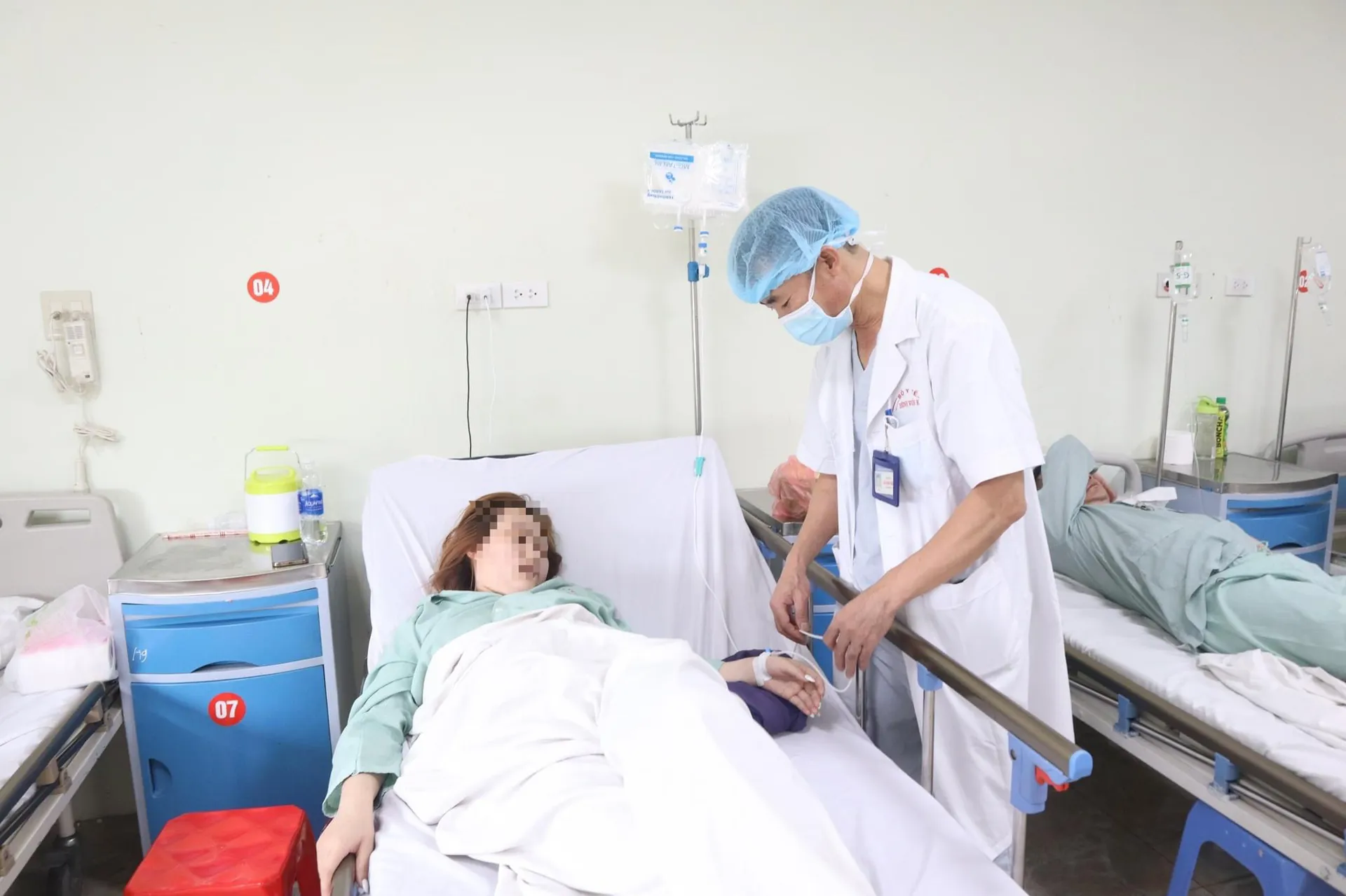 Phòng thượng mã phong cho chồng, cô dâu bị kim đâm xuyên mông
