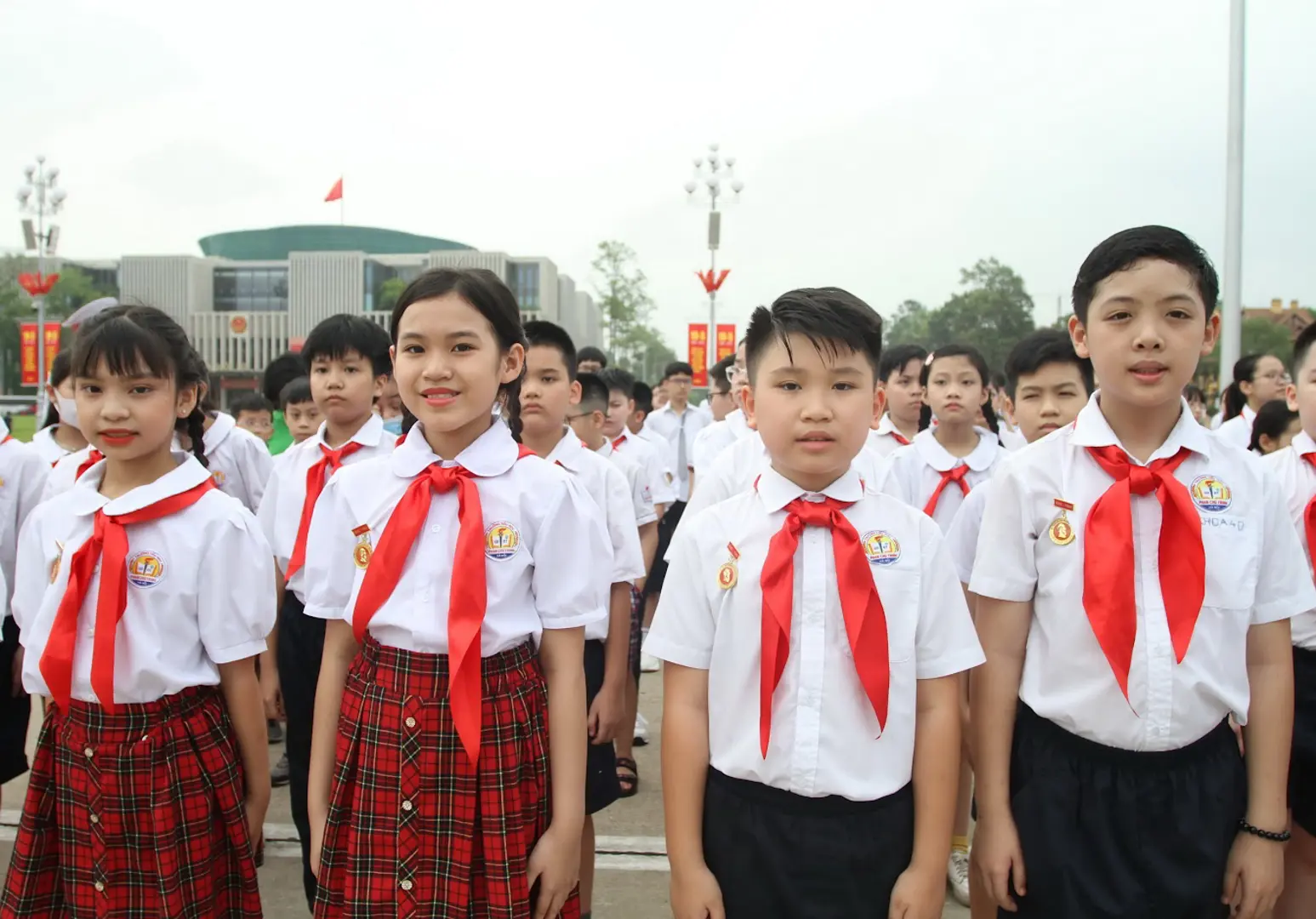 200 học sinh tiêu biểu Thủ đô báo công dâng Bác