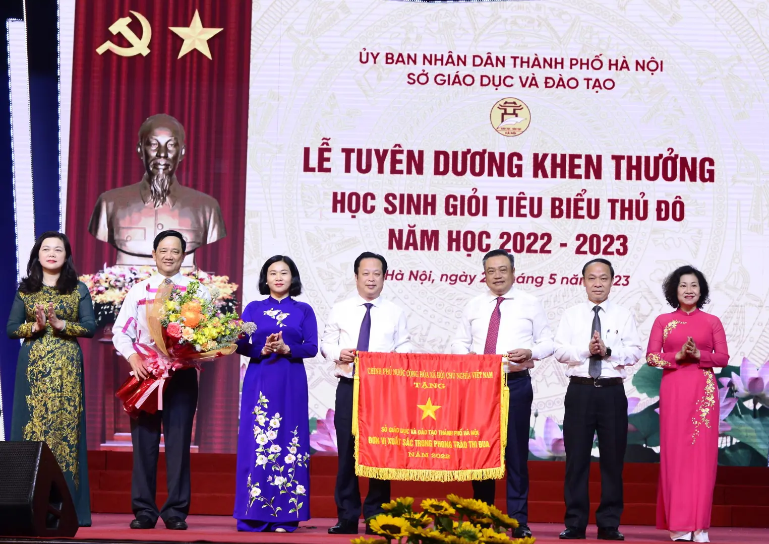 Chủ tịch UBND TP Hà Nội thừa ủy quyền trao Cờ thi đua xuất sắc Chính phủ năm 2022 cho Sở GD&ĐT Hà Nội