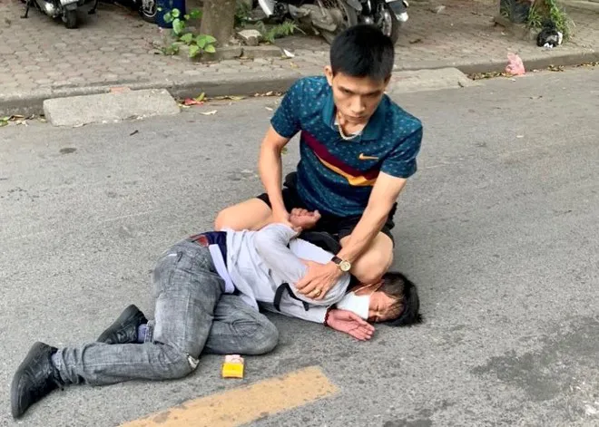 Vừa "nhảy" xe đạp, tên trộm bị Thiếu tá công an truy đuổi khống chế