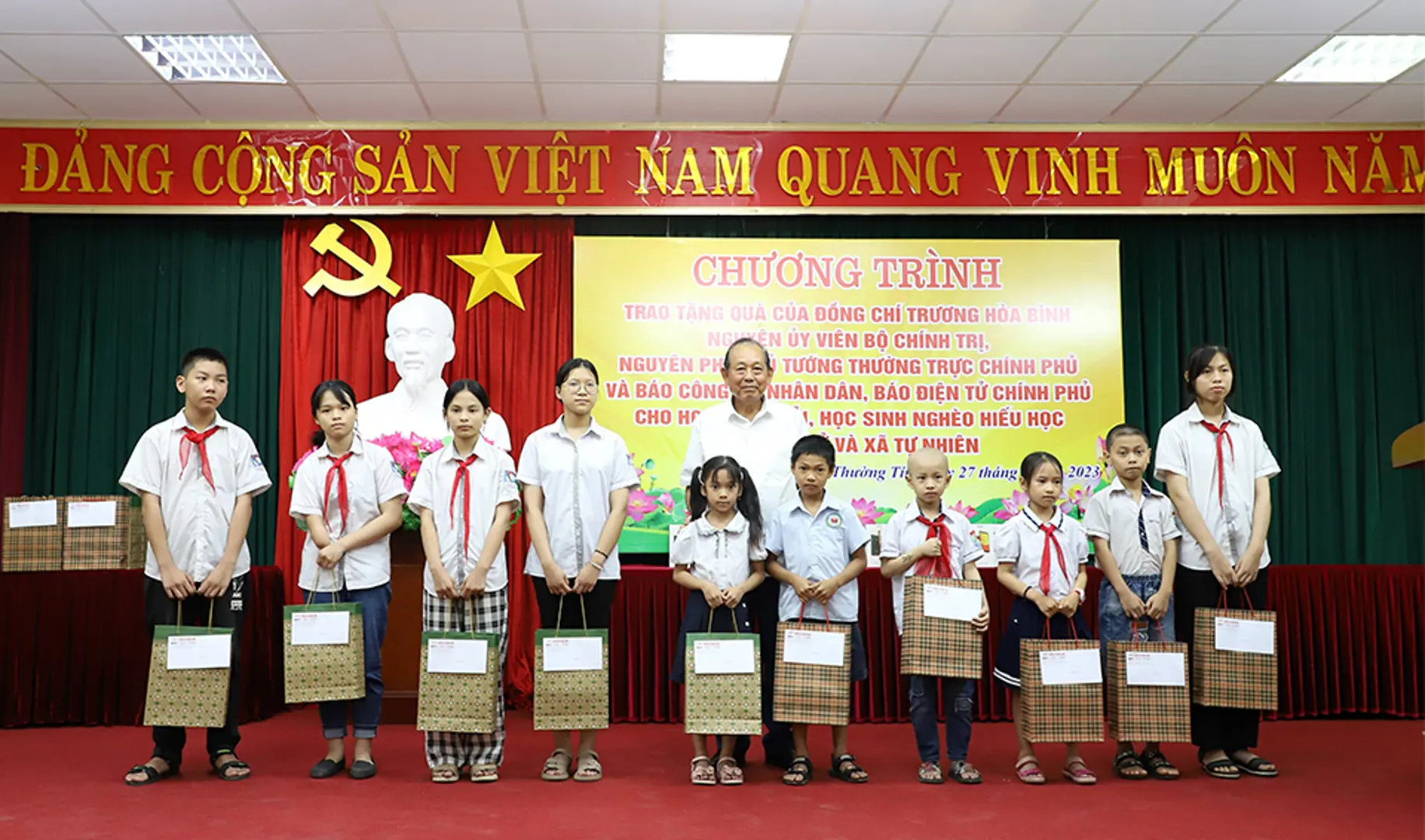 Trao tặng quà cho học sinh nghèo hiếu học huyện Thường Tín