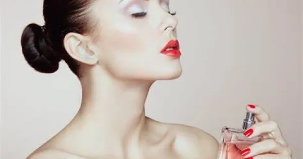 Mùa hè giữ mùi nước hoa trên cơ thể thế nào để thơm lâu?