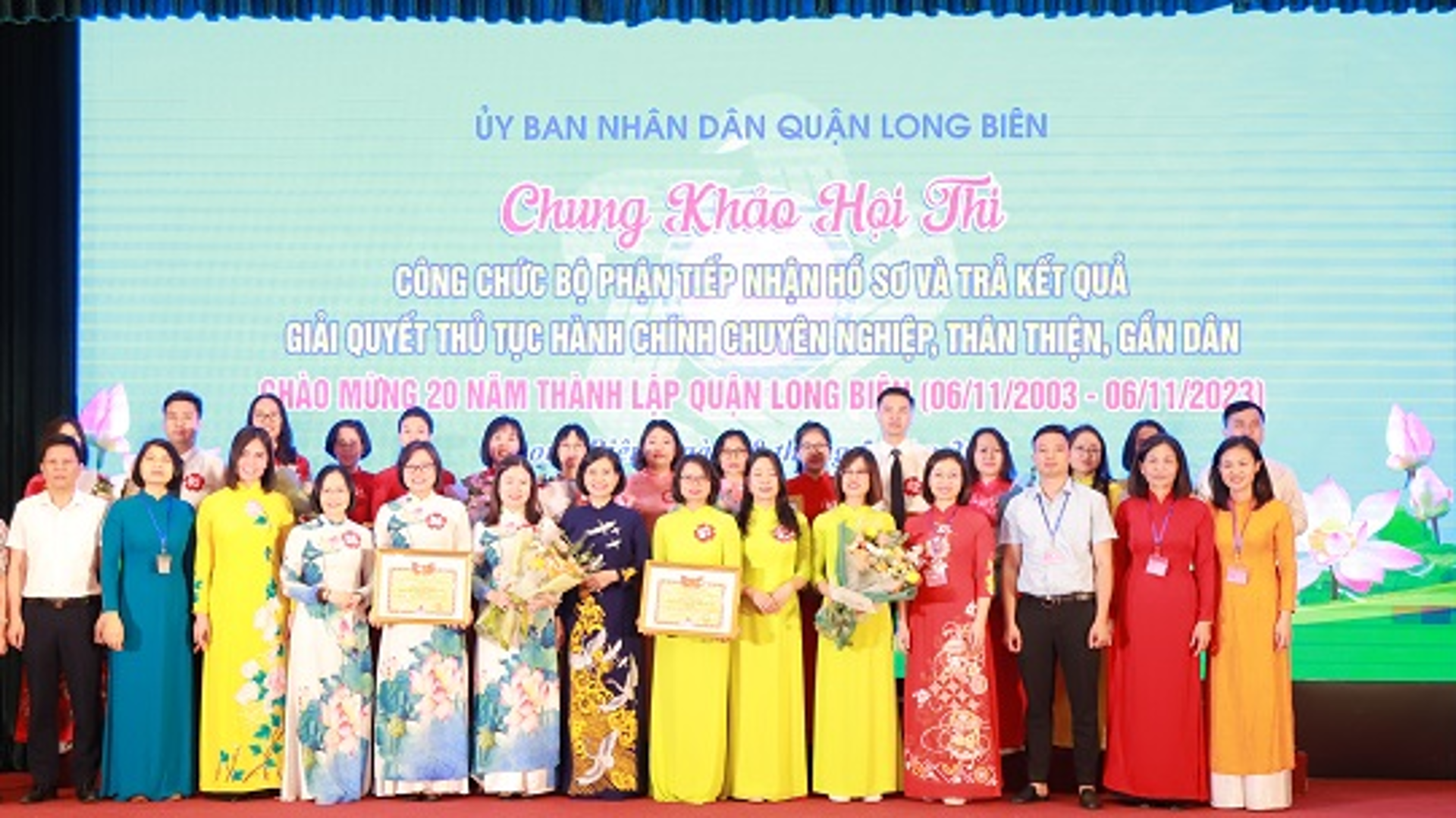 Bộ phận một cửa quận Long Biên tạo hình ảnh chuyên nghiệp, thân thiện, gần dân