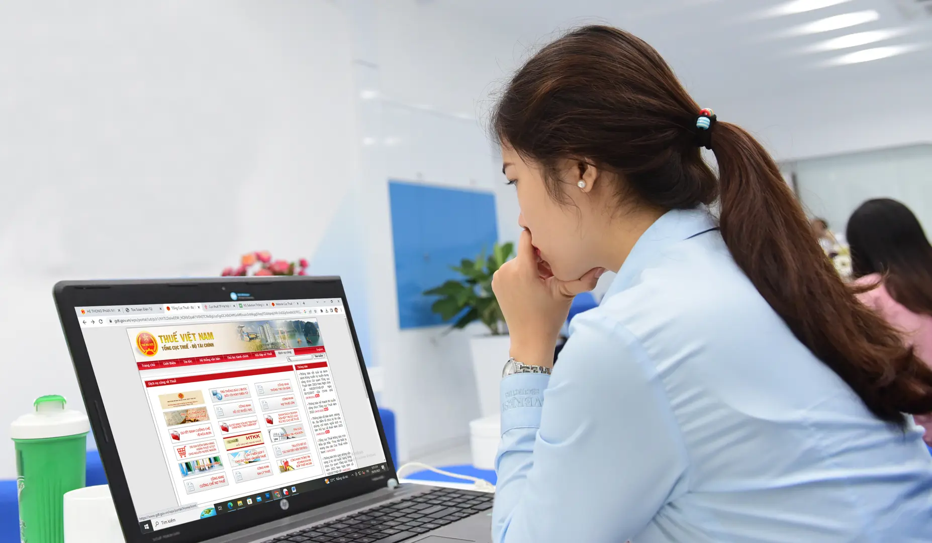 Doanh nghiệp tìm hiểu chính sách thuế và thủ tục hành chính trên trang web của Tổng Cục thuế. Ảnh: Phạm Hùng