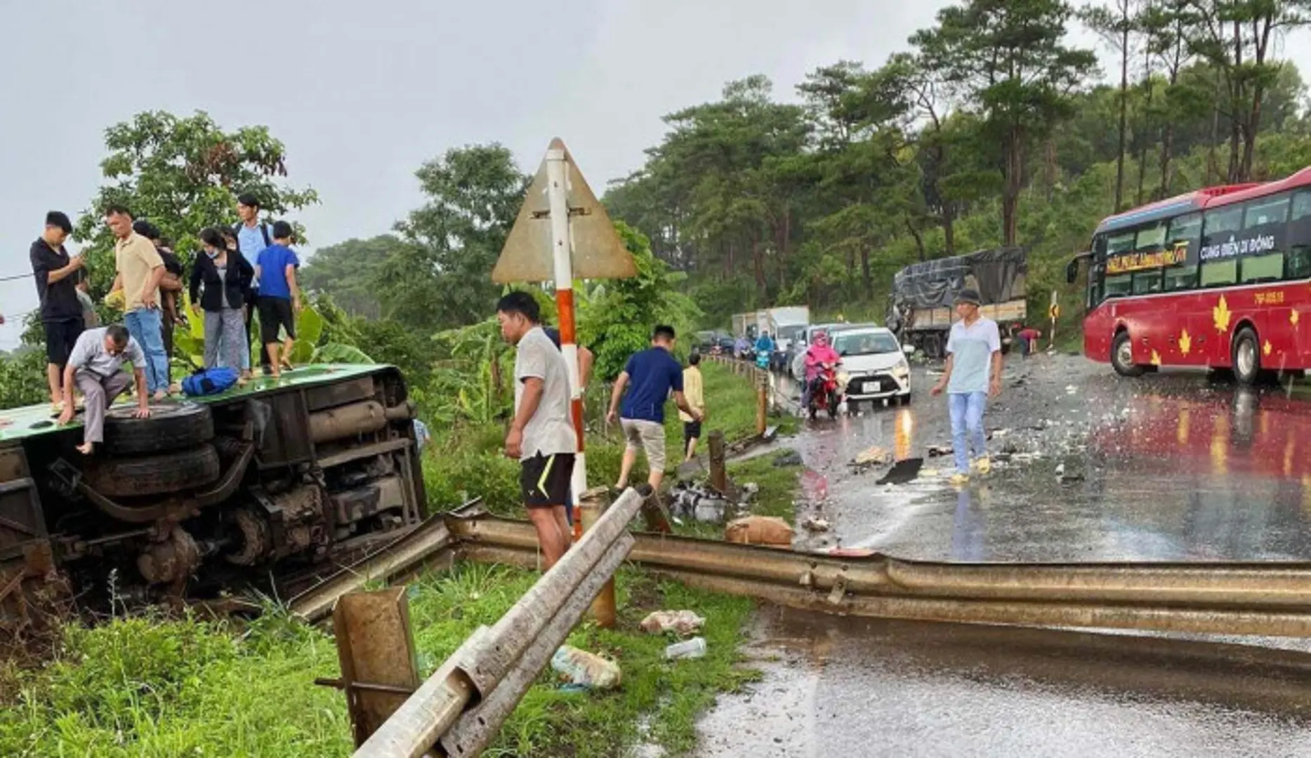 Tai nạn giao thông ngày 4/6/2023: Tai nạn liên hoàn, người dân đập kính thoát ra