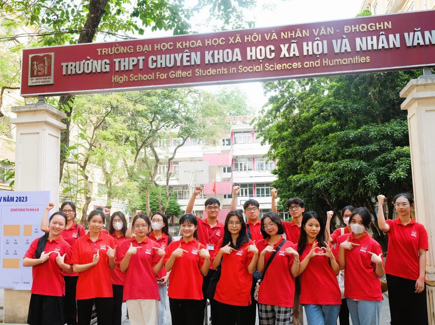 Đội học sinh, sinh viên trợ giúp rất nhiệt tình