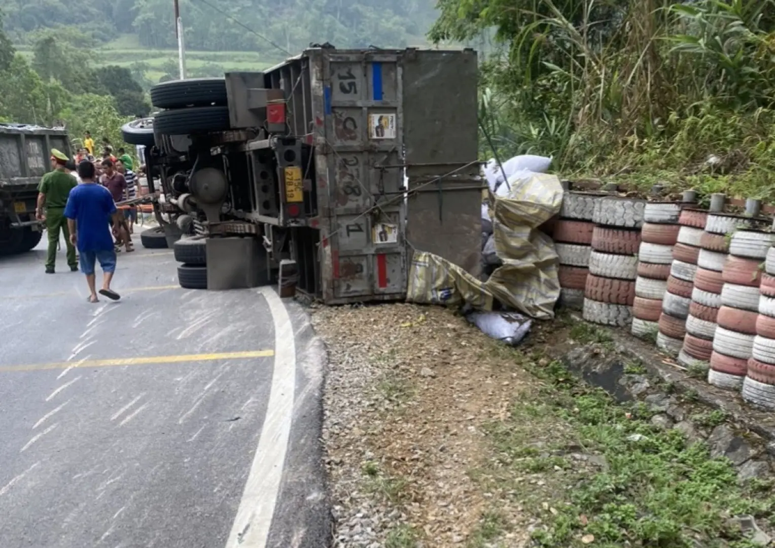 Tai nạn giao thông ngày 6/6/2023: Xe tải bị lật khi đang đổ đèo