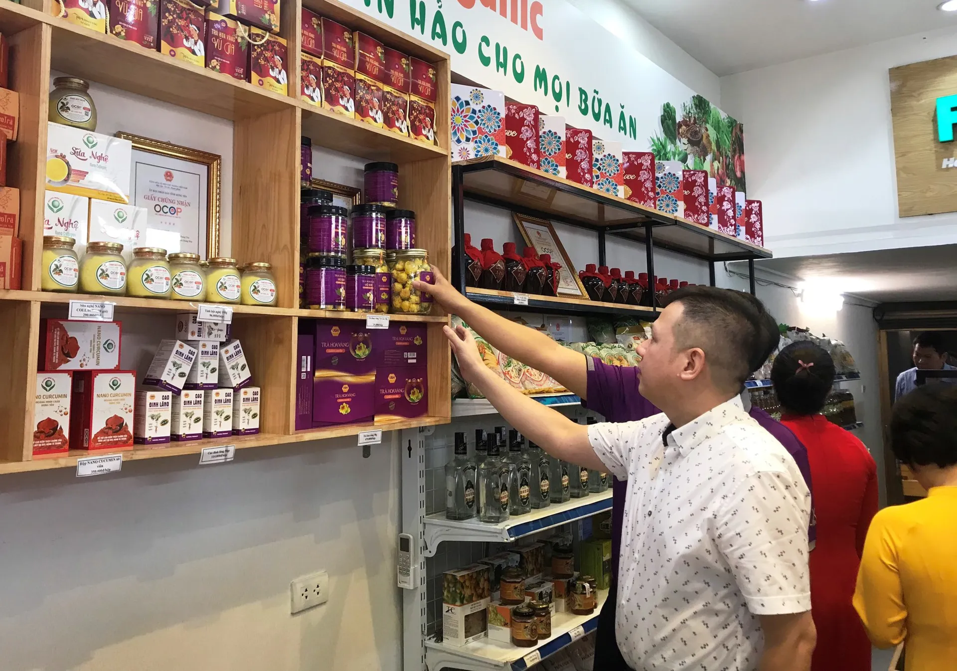 Người tiêu dùng lựa chọn sản phẩm OCOP tại quận Hai Bà Trưng. Ảnh: Thùy Linh