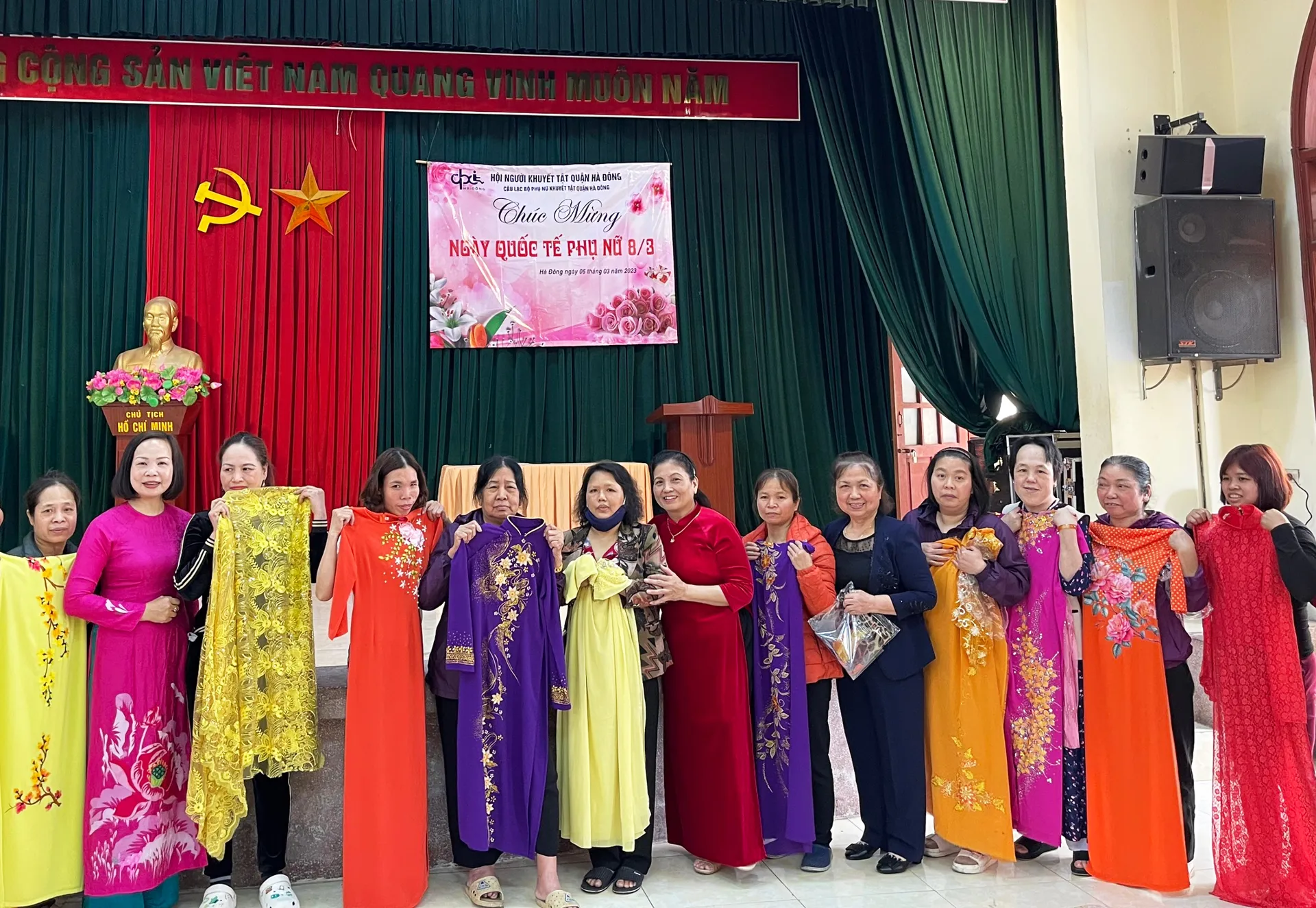 Những tấm áo dài trao đi cho các hoàn cảnh phụ nữ khó khăn, yếu thế là tấm lòng tương thân, tương ái học và làm theo lời Bác dạy. Ảnh: Bích Hời