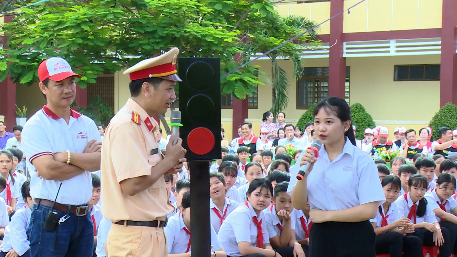 Tăng cường tuyên truyền, bảo đảm an toàn giao thông cho học sinh