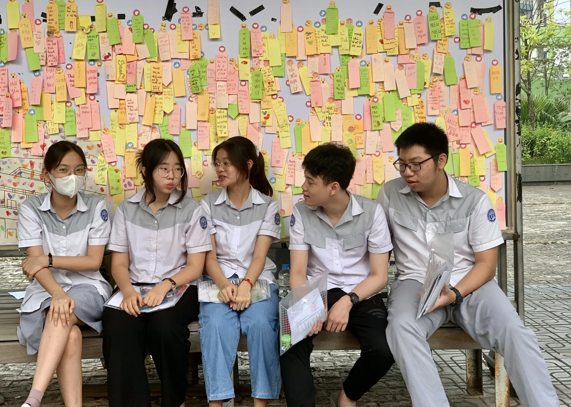 Thí sinh bàn luận đề thi (Ảnh: Nam Du)