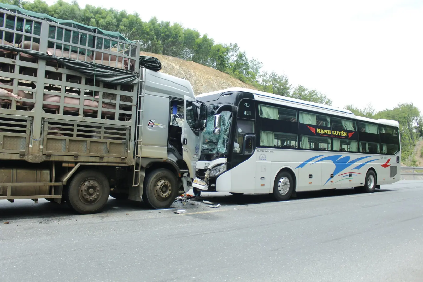 Tai nạn giao thông ngày 14/6/2023: Sét đánh, thanh niên đi SH ngã xuống đường chết