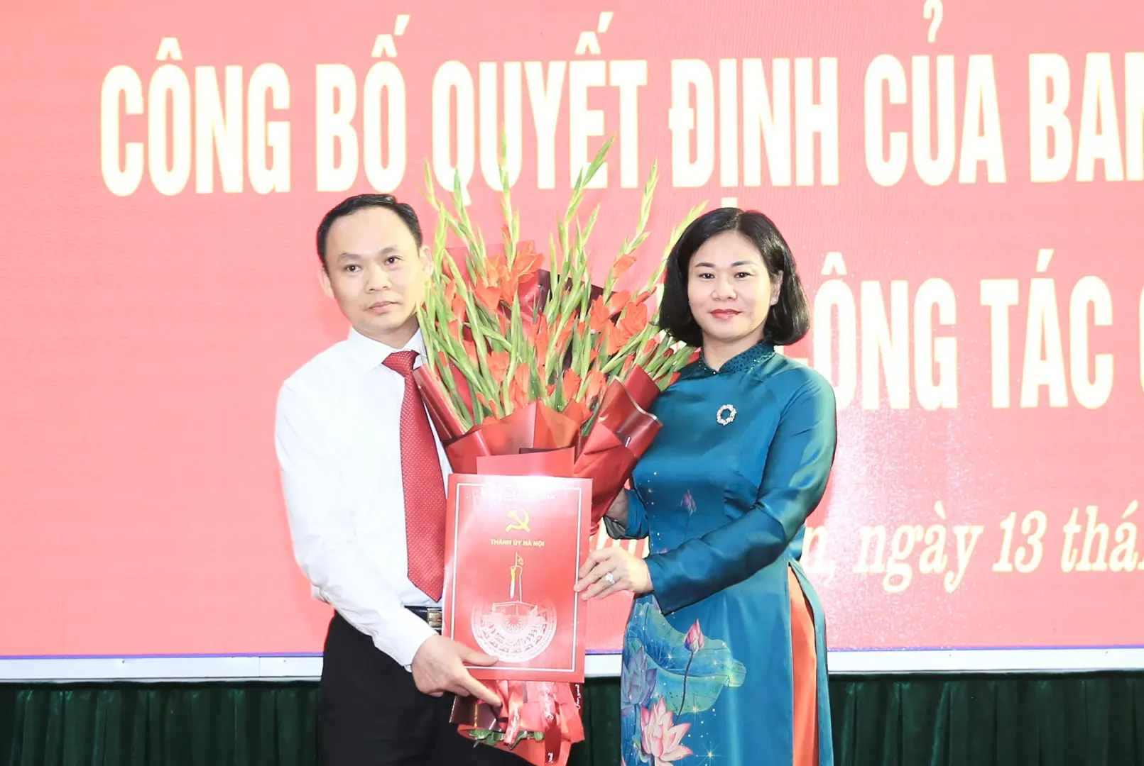 Phó Bí thư Thường trực Thành ủy Nguyễn Thị Tuyến và lãnh đạo huyện Phú Xuyên chúc mừng ông Lê Văn Bính. Ảnh: Công Hùng