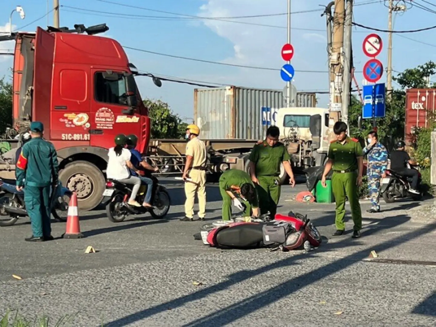 Tai nạn giao thông ngày 15/6/2023: Hai thanh niên tử vong cạnh xe máy