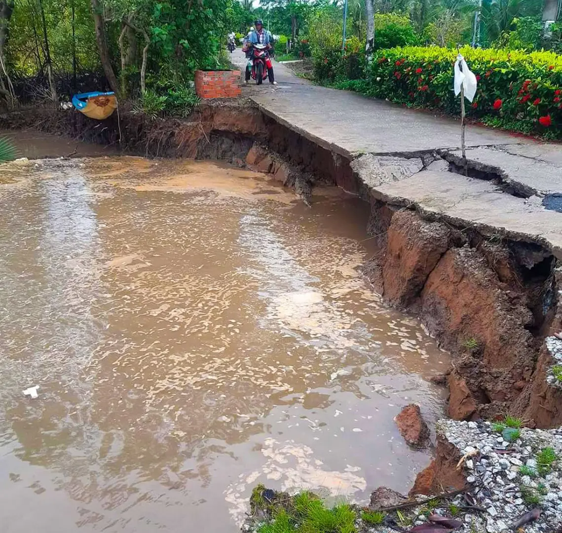 Mưa dầm liên tục, Cà Mau chuyển từ phòng cháy rừng sang phòng sạt lở