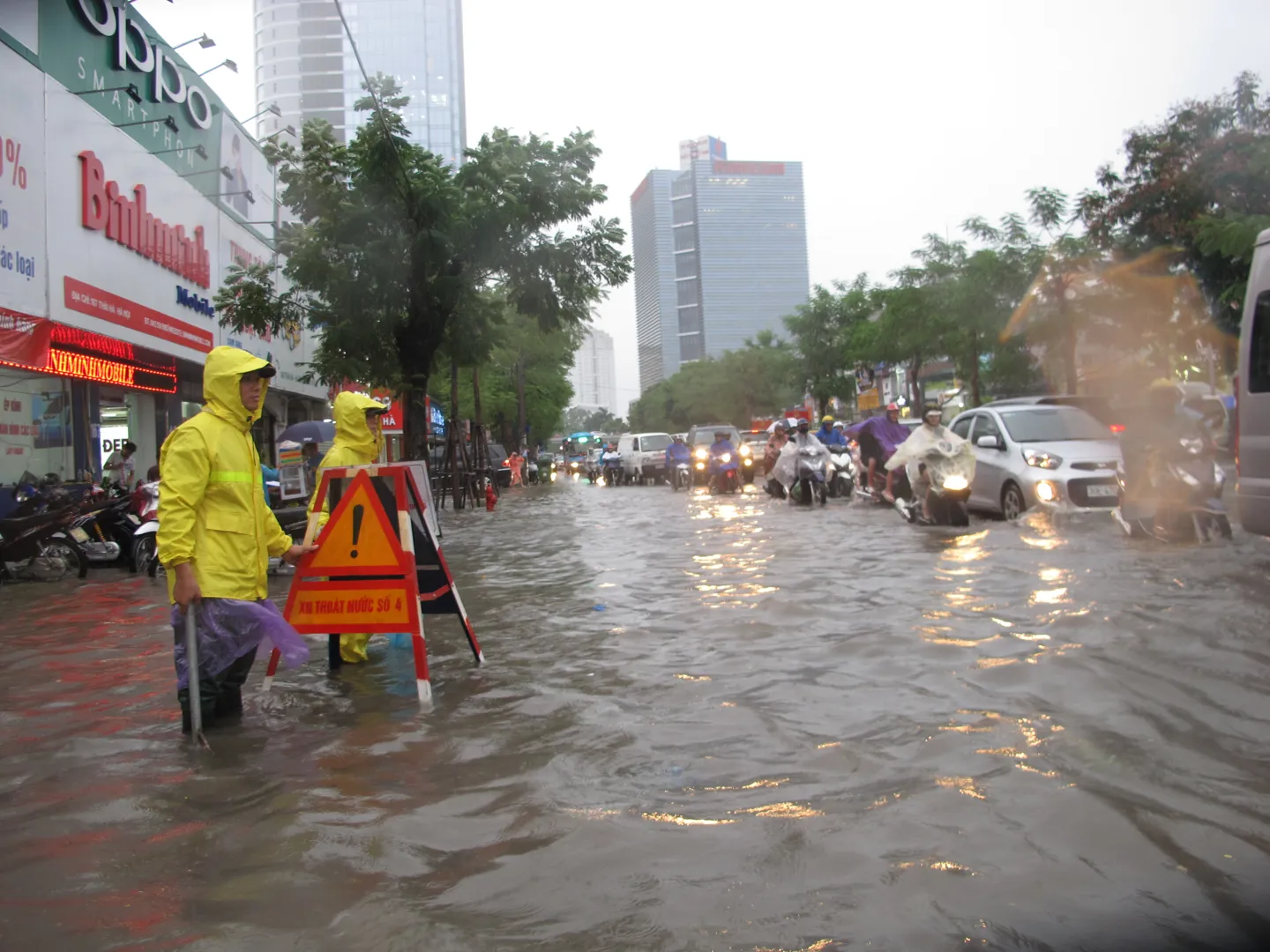 Công nhân thoát nước ứng trực trên các tuyến phố bị úng ngập. Ảnh: Thanh Hải