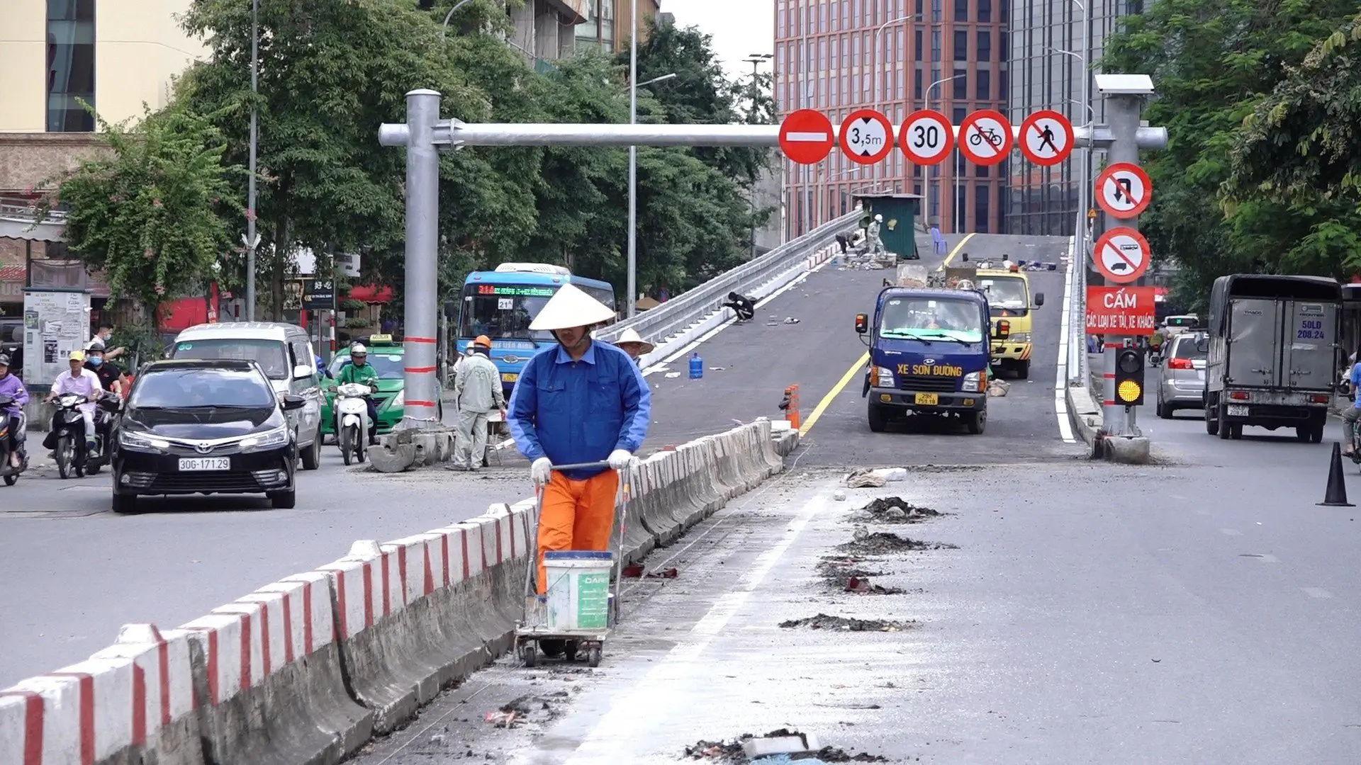 Cầu vượt chữ C sẵn sàng thông xe vào ngày 30/6