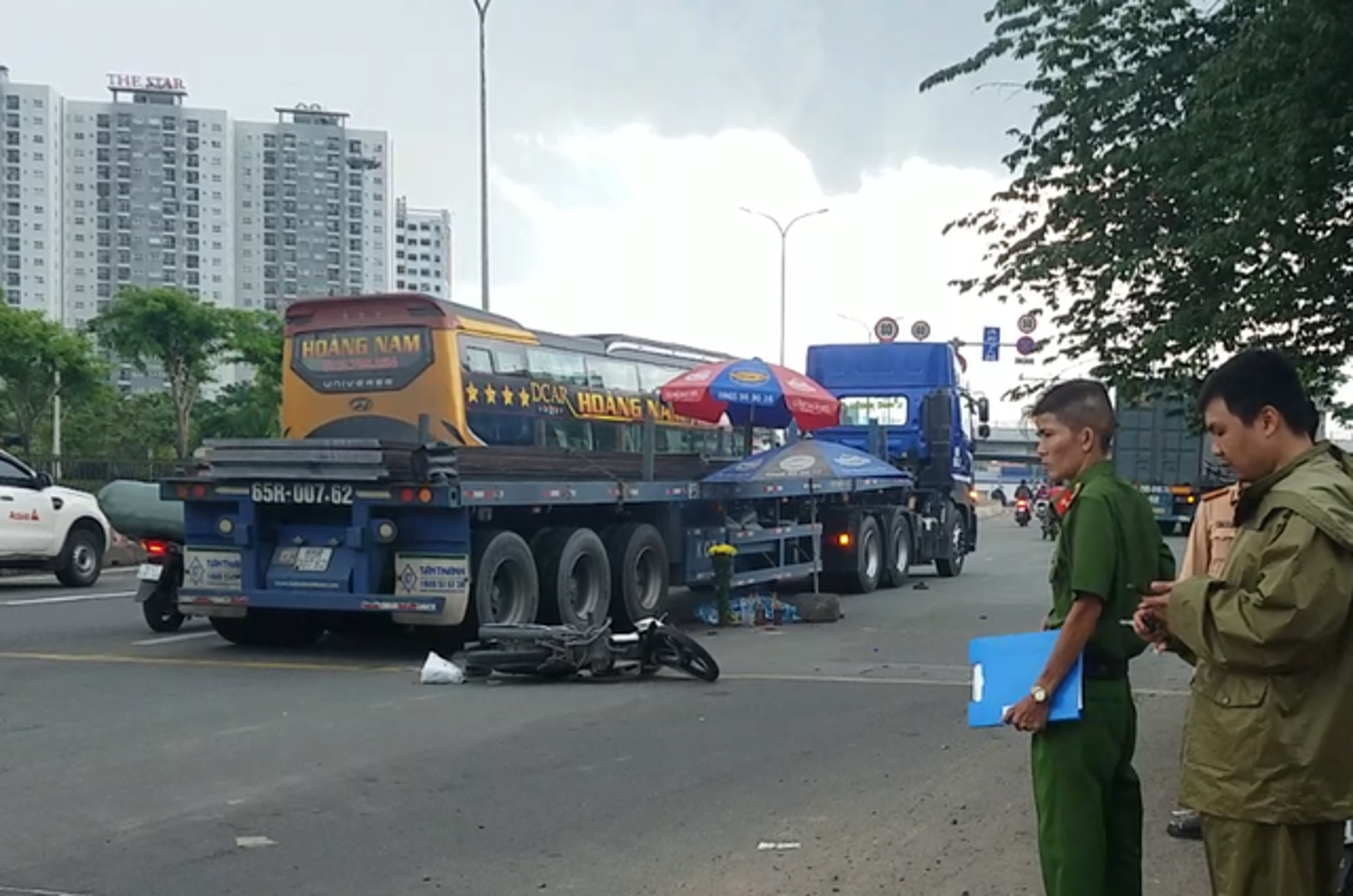 Tai nạn giao thông ngày 29/6/2023: Va chạm xe tải, 2 người đi xe máy chết