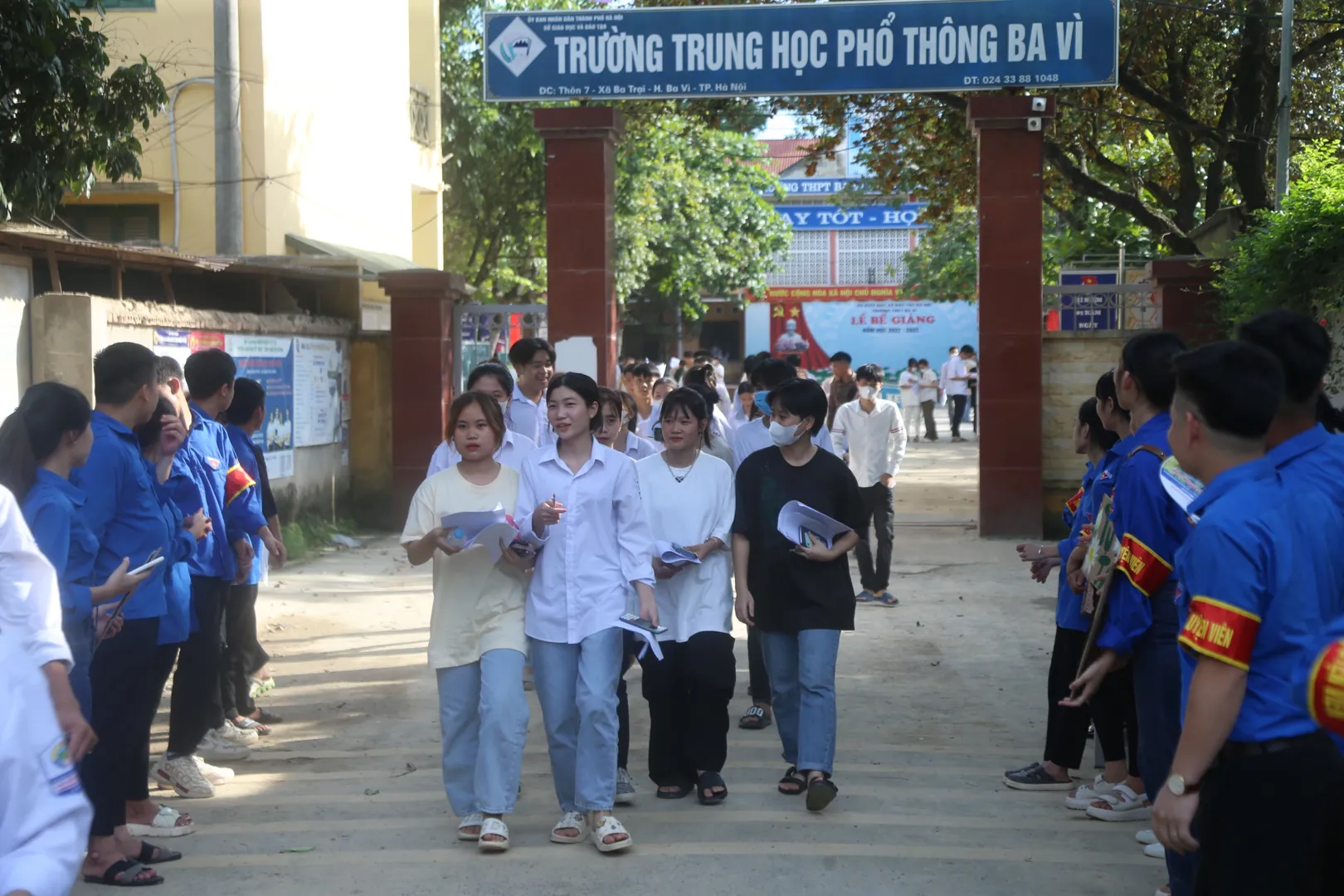 Thí sinh sau khi hoàn thành bài thi môn Toán tại Hà Nội trong kỳ thi THPT 2023. Ảnh: Ngọc Tú