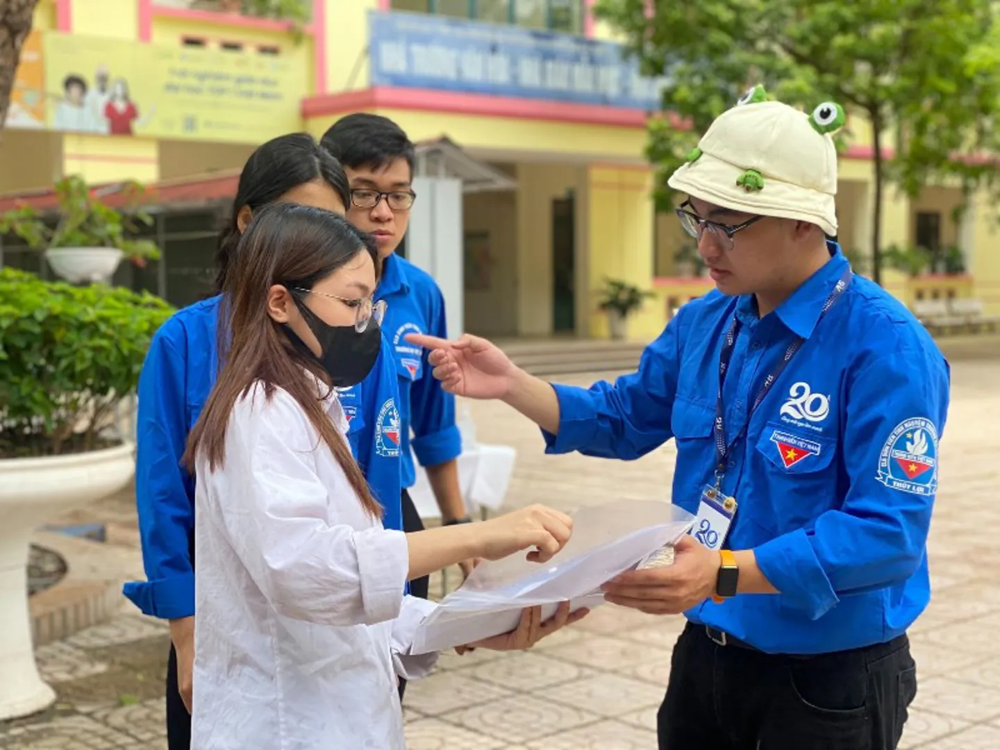 Thành viên của Câu lạc bộ Tình nguyện viên Thủ đô đang hướng dẫn thí sinh trong tốt nghiệp THPT 2023 tại quận Đống Đa. Ảnh Diệu Ngân