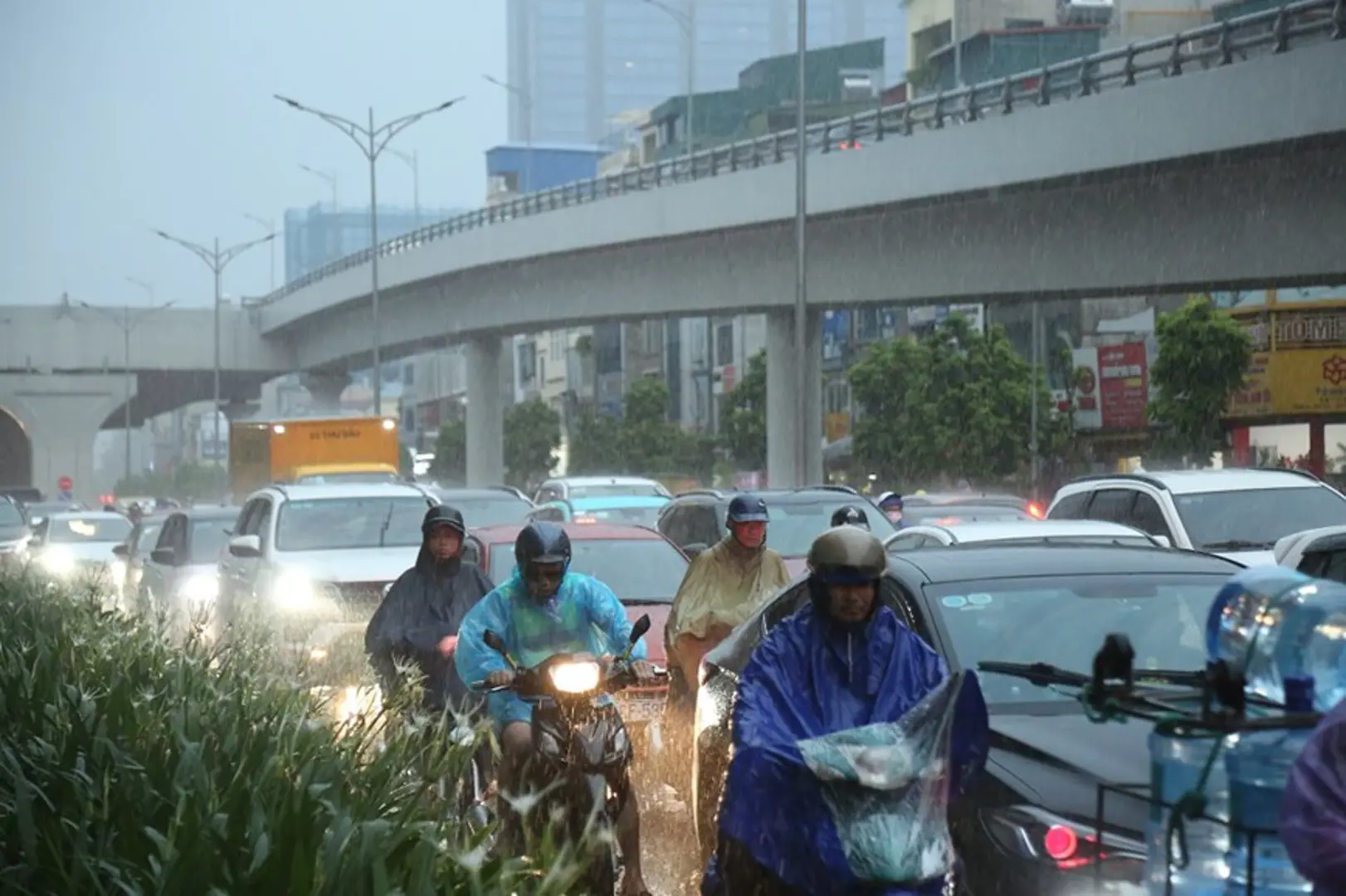 Hà Nội: Mưa lớn giờ tan tầm, nhiều tuyến phố ùn tắc