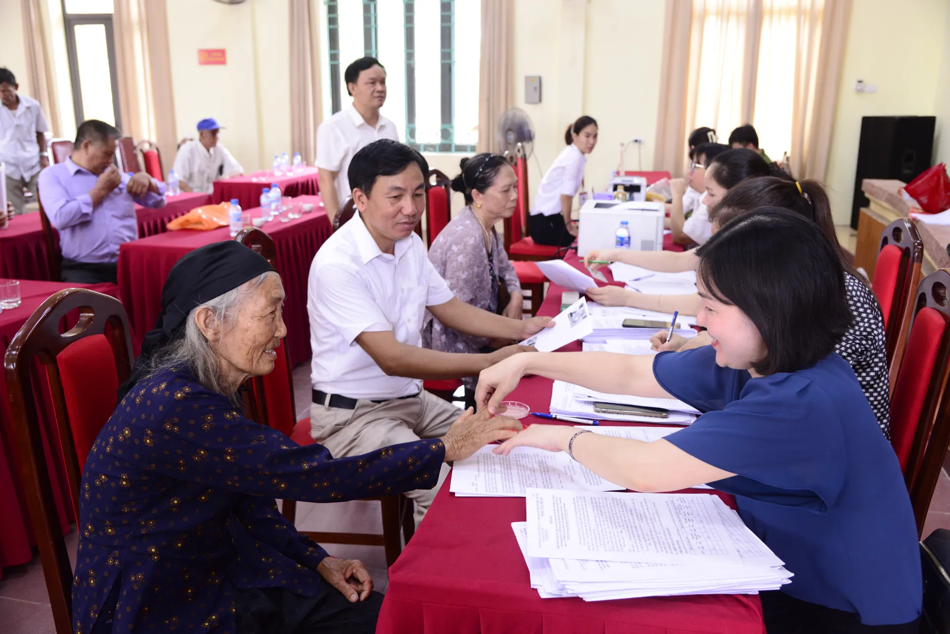 Chi trả tiền đền bù đất giải phóng mặt bằng cho người dân xã Văn Khê, huyện Mê Linh. Ảnh: Phạm Hùng