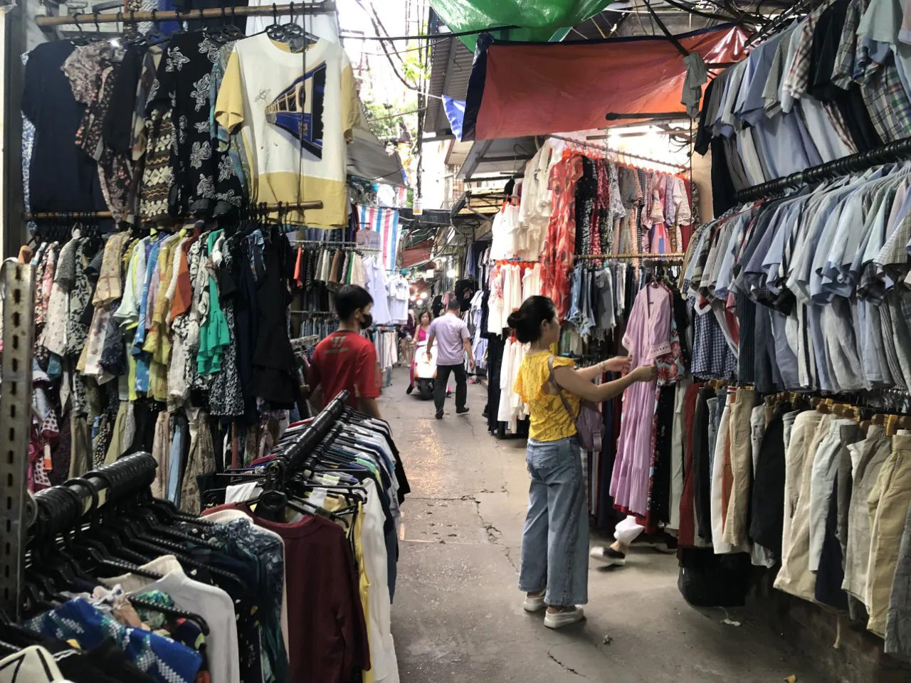 Người tiêu dùng chọn mua đồ tại chợ Đông Tác.