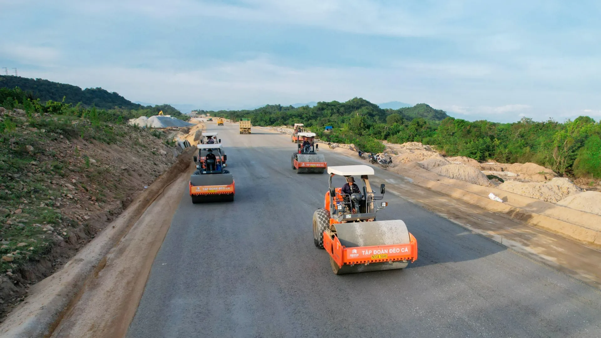 Thi công dự án cao tốc Bắc - Nam đoạn Cam Lâm - Vĩnh Hảo. Ảnh: Phi Long