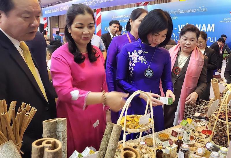 Hanoi, Vientiane cooperate to develop raw material areas