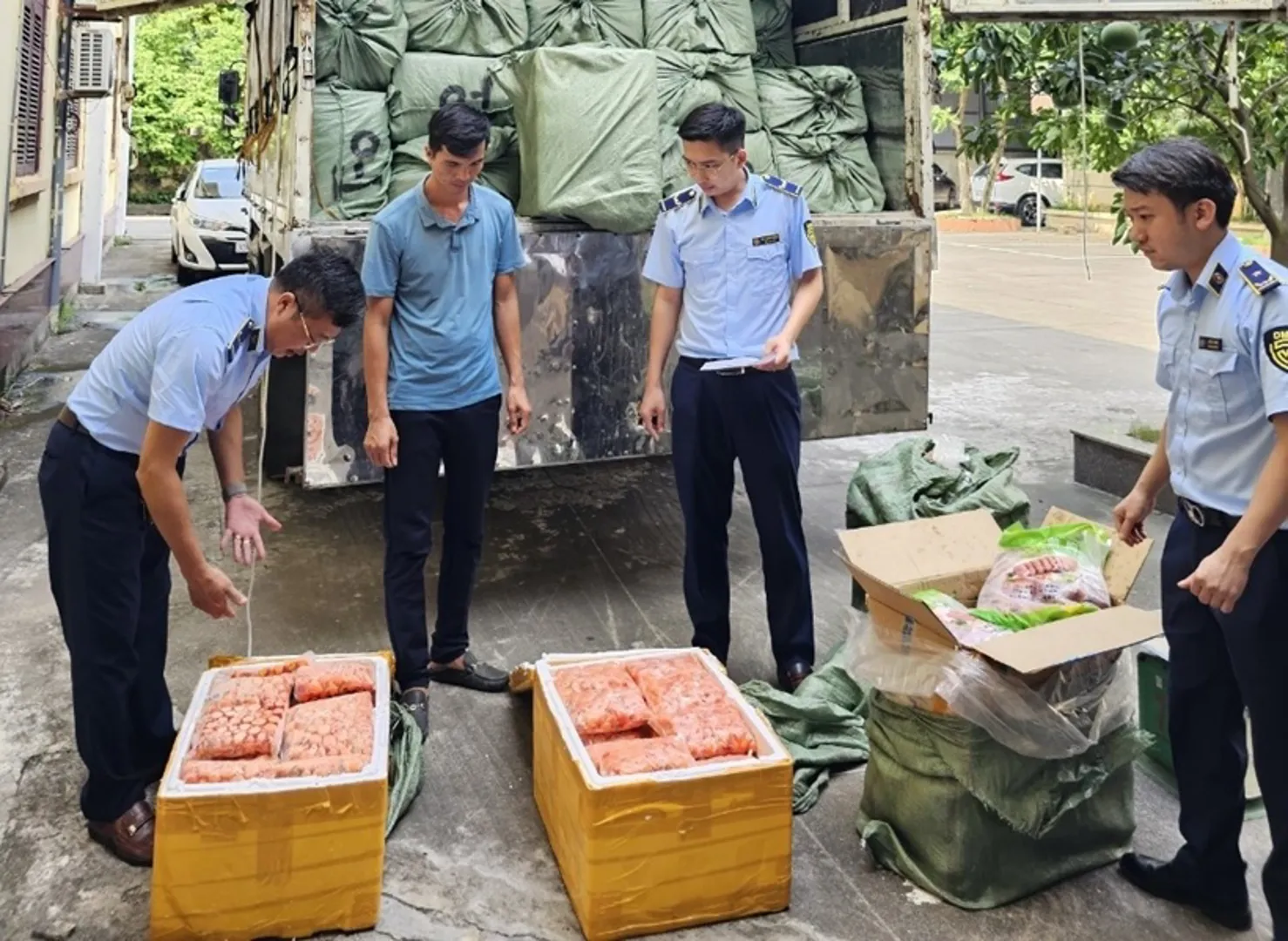 Lực lượng Quản lý thị trường Bắc Ninh kiểm tra, phát hiện số hàng hóa không rõ nguồn gốc xuất xứ. Ảnh: Nguyễn Anh