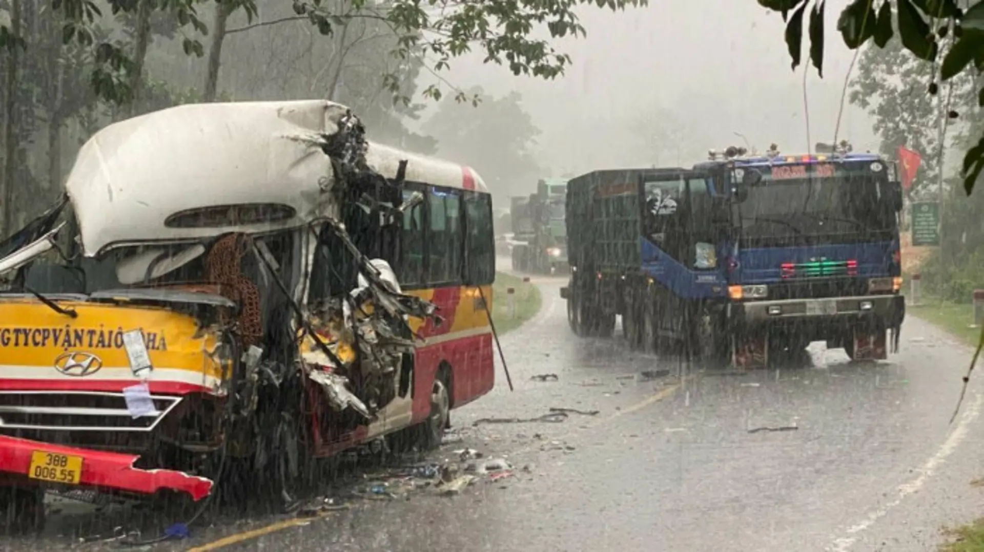 Tai nạn giao thông ngày 21/7/2023: Xe tải tông xe máy đang chờ đèn đỏ