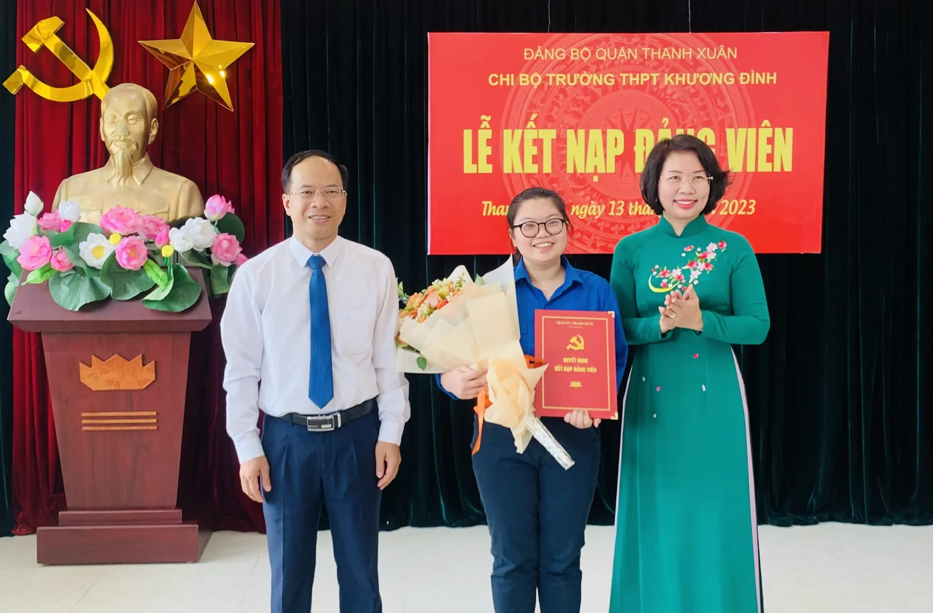 Bí thư Quận ủy Thanh Xuân Bùi Huyền Mai trao Quyết định kết nạp Đảng cho học sinh Đặng Thị Hằng Tâm (trường THPT Khương Đình) ngày 13/6/2023. Ảnh: Hồng Thái