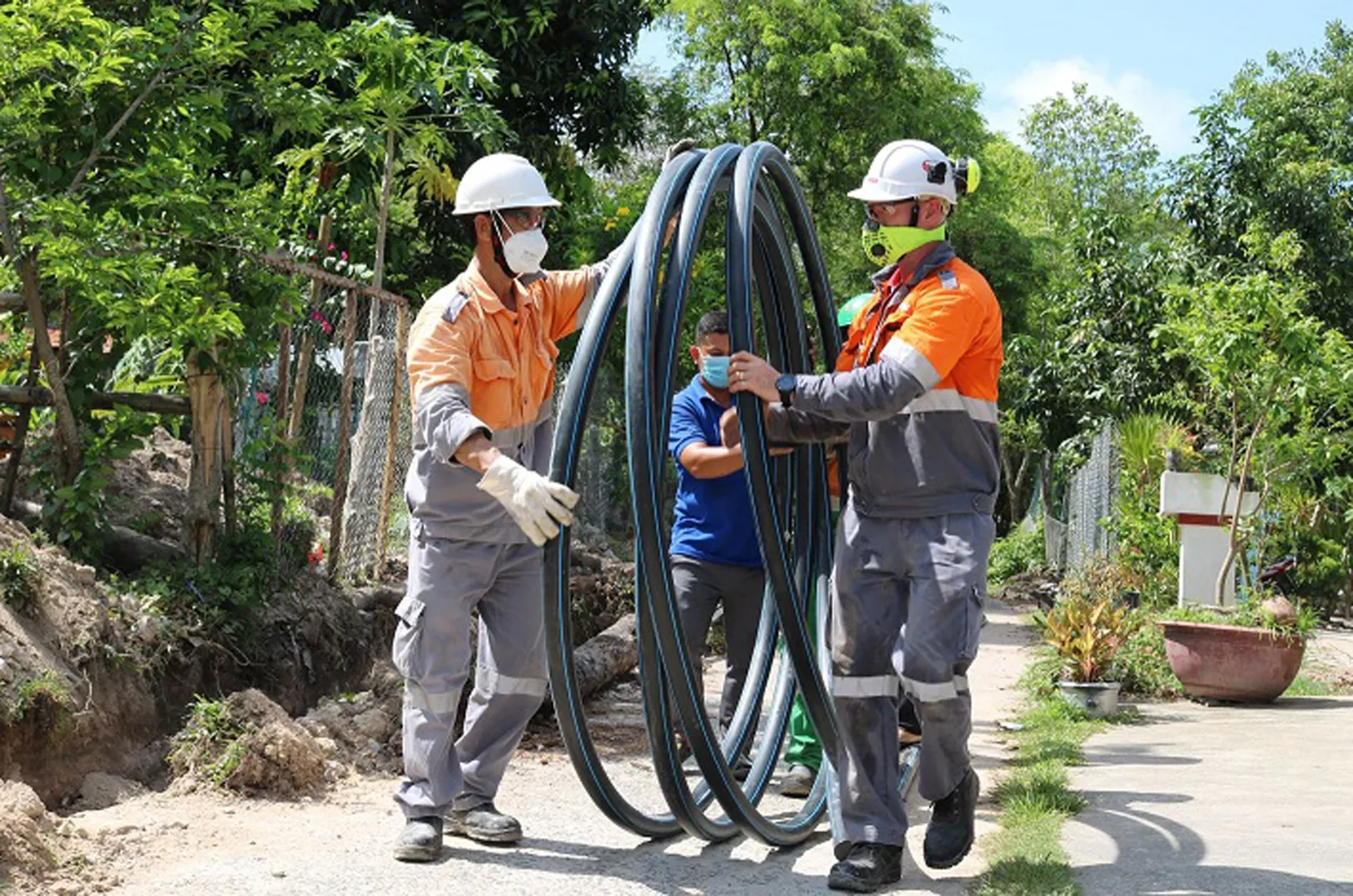 Thi công đường ống nước sạch trên địa bàn huyện Thanh Oai, Hà Nội. Ảnh: Lam Thanh