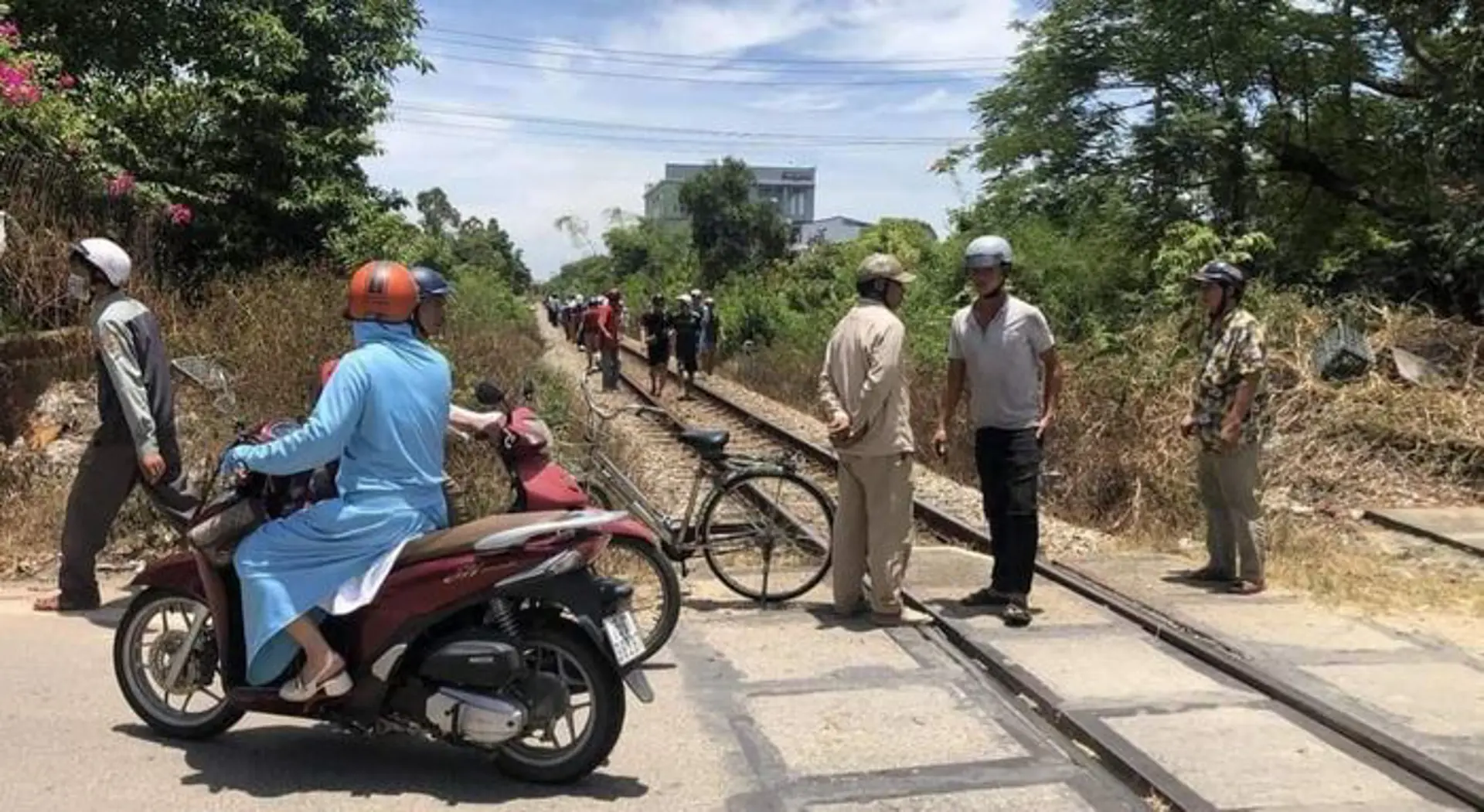 Tai nạn giao thông ngày 27/7/2023: Ôtô 4 chỗ ủi xe khách 16 chỗ lật ngang