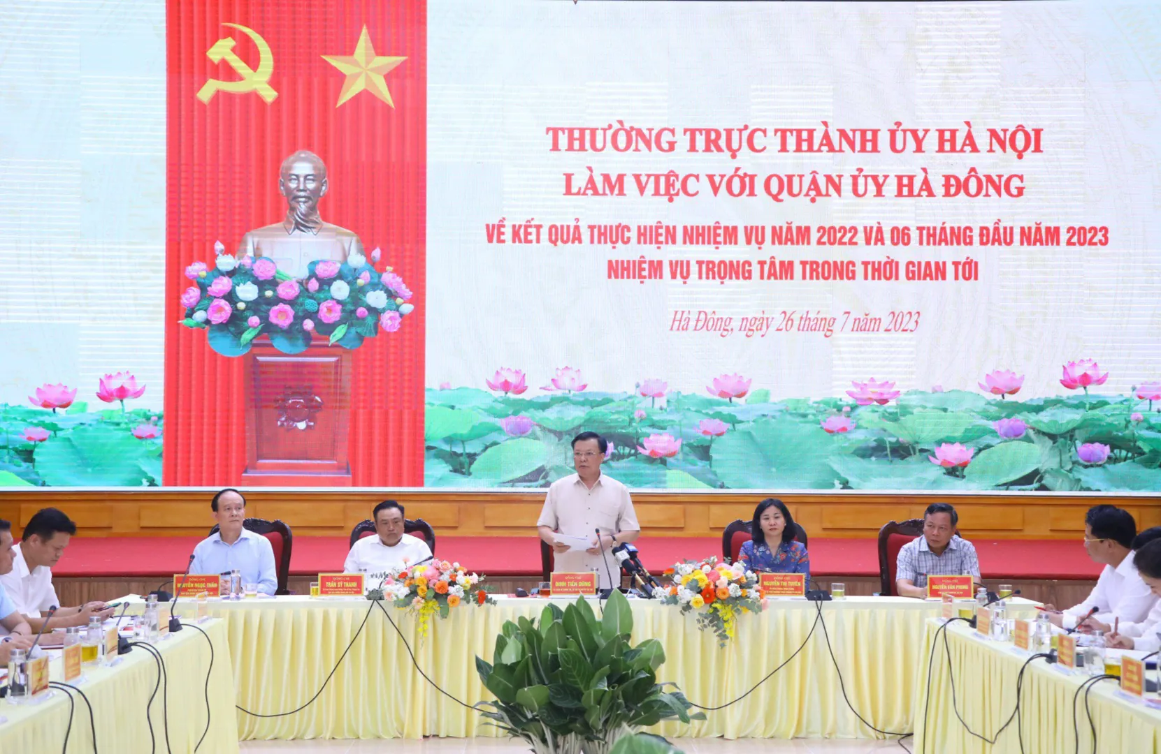 Bí thư Thành ủy Đinh Tiến Dũng phát biểu tại cuộc làm việc với quận Hà Đông. Ảnh: Thanh Hải