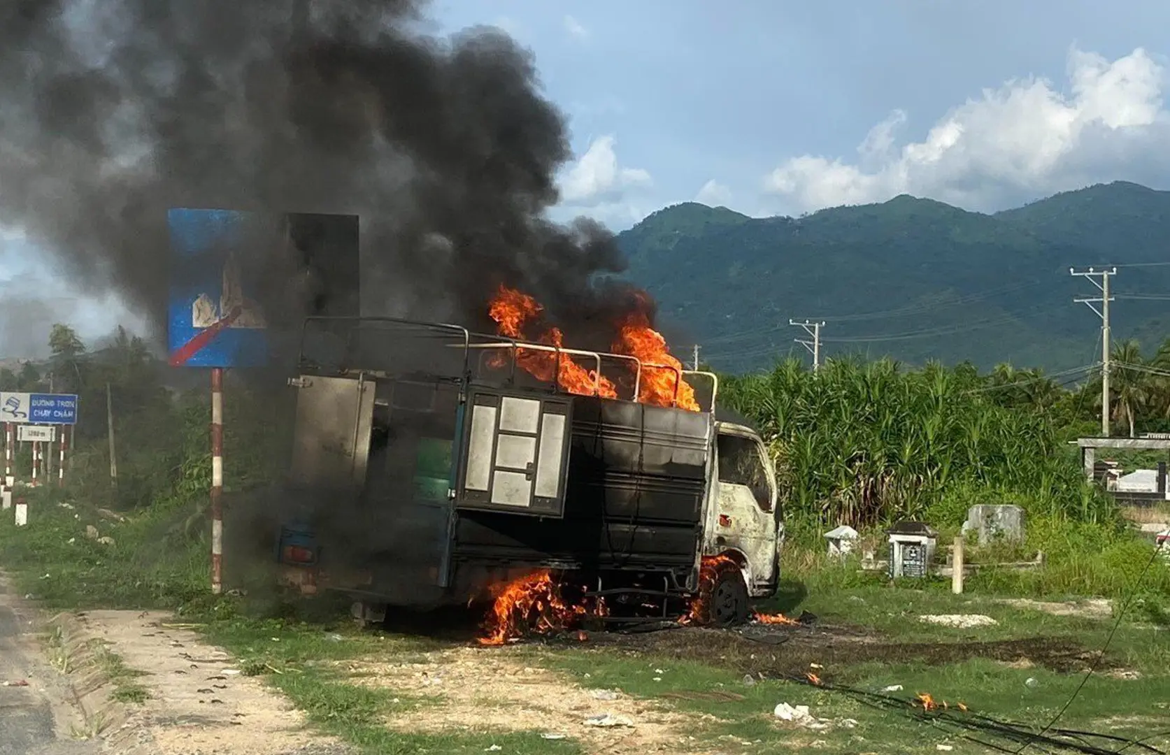 Tai nạn giao thông ngày 28/7/2023:Ngã ra đường, một người bị xe đầu kéo cán chết