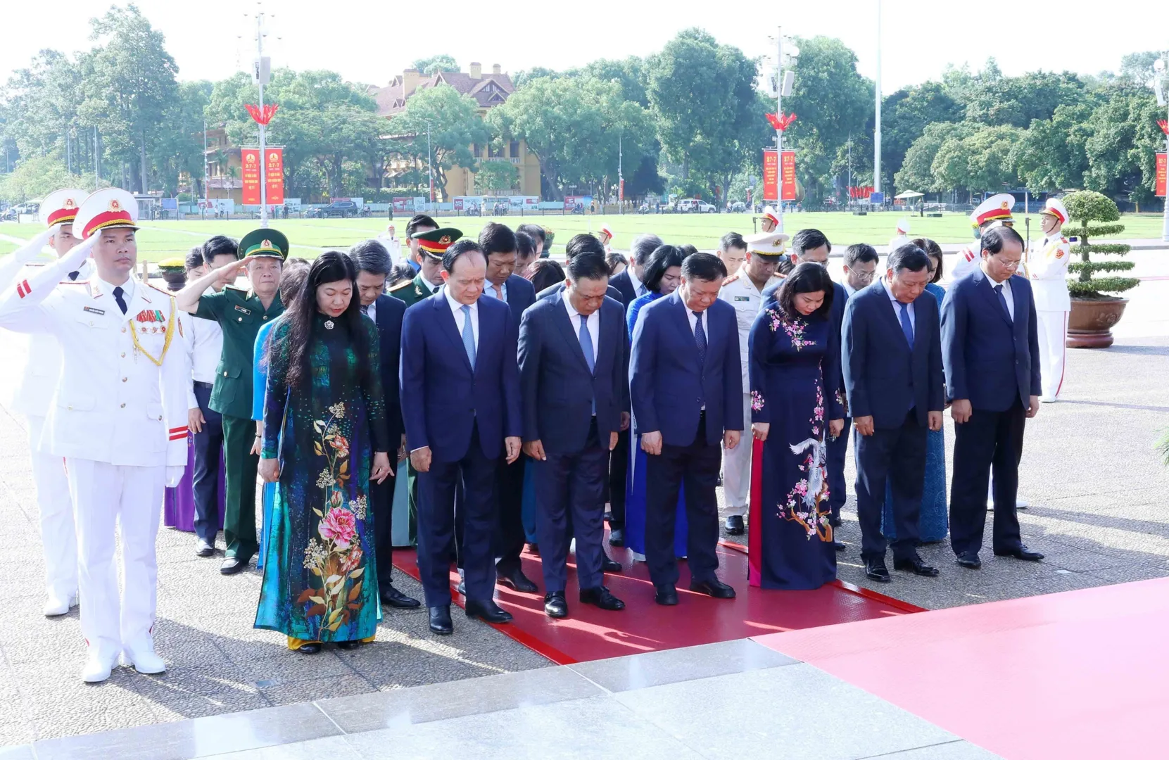 Đoàn đại biểu TP Hà Nội đặt vòng hoa, vào Lăng viếng Chủ tịch Hồ Chí Minh. Ảnh: Thanh Hải