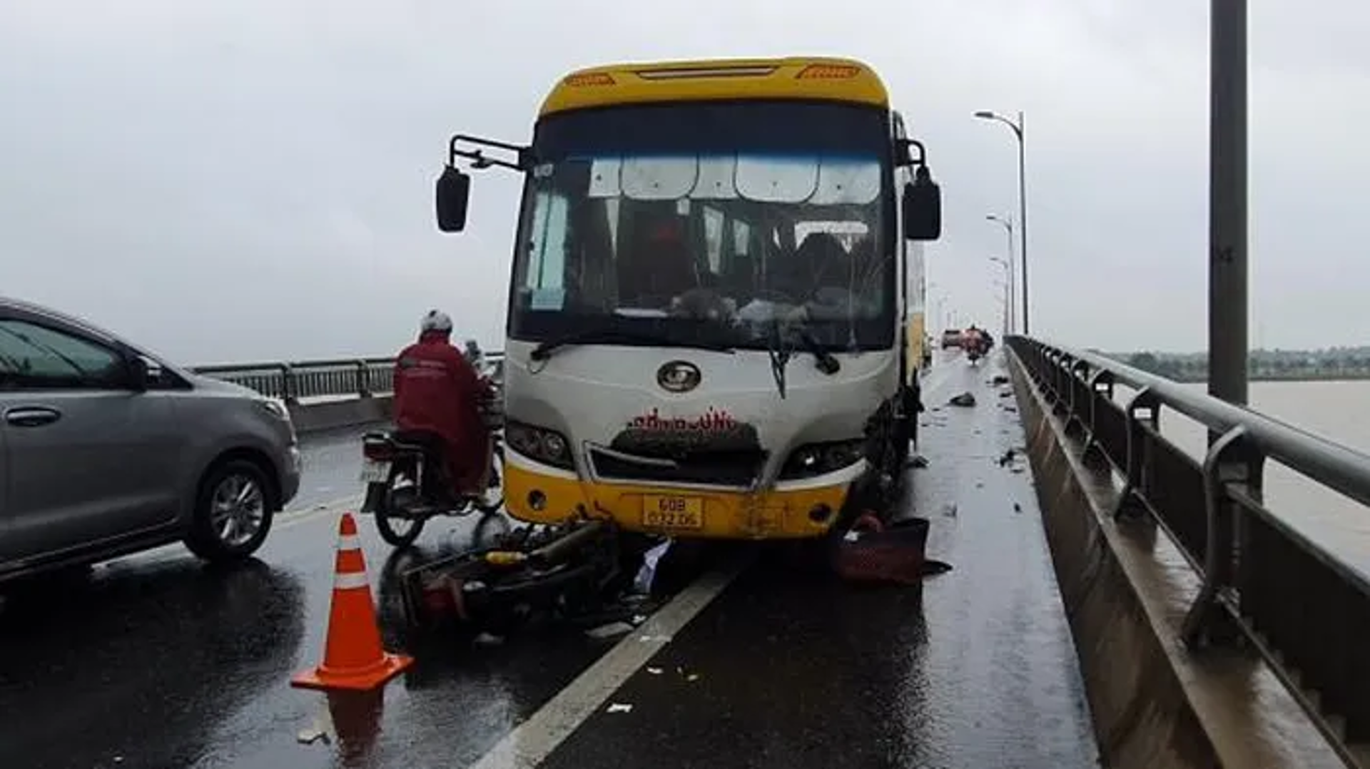 Tai nạn giao thông ngày 30/7/2023: Xe khách mất lái tông một người tử vong