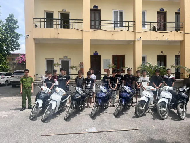 Nhóm đối tượng bị bắt khi rủ nhau chạy xe nẹt pô, đánh võng, lạng lách... trong đêm bị công an huyện Chương Mỹ bắt giữ. Ảnh: anninhthudo.vn
