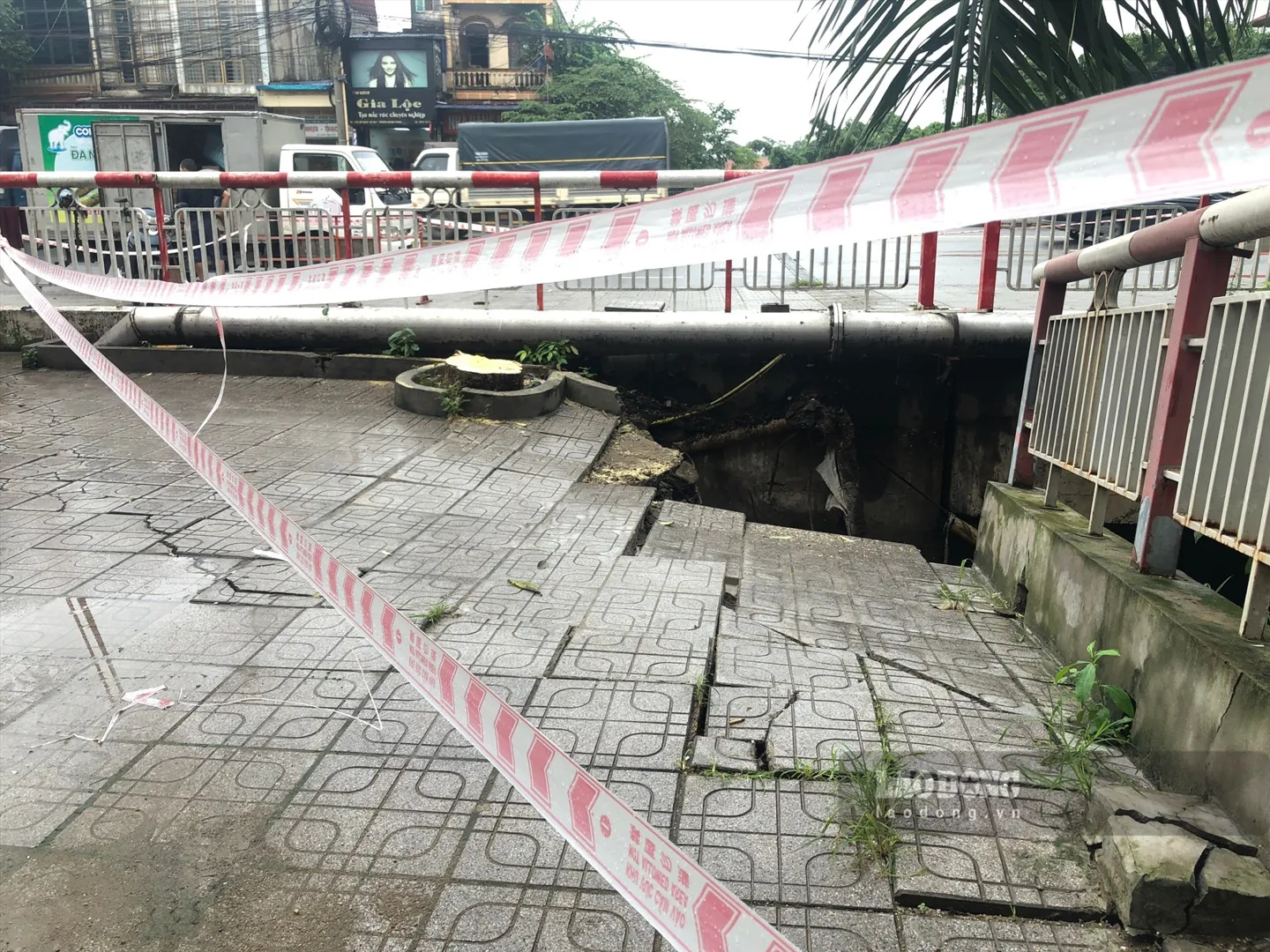 Thái Nguyên: Mưa lớn kéo dài gây sạt lở cầu Mỏ Bạch