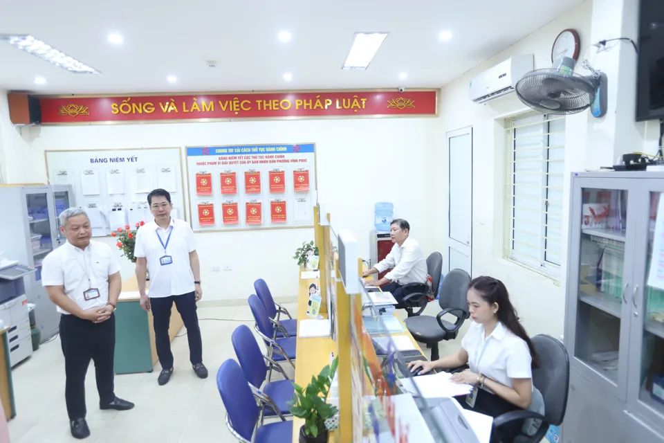Đoàn kiểm tra làm việc tại bộ phận một cửa UBND phường Vĩnh Phúc (quận Ba Đình). Ảnh: Lại Tấn