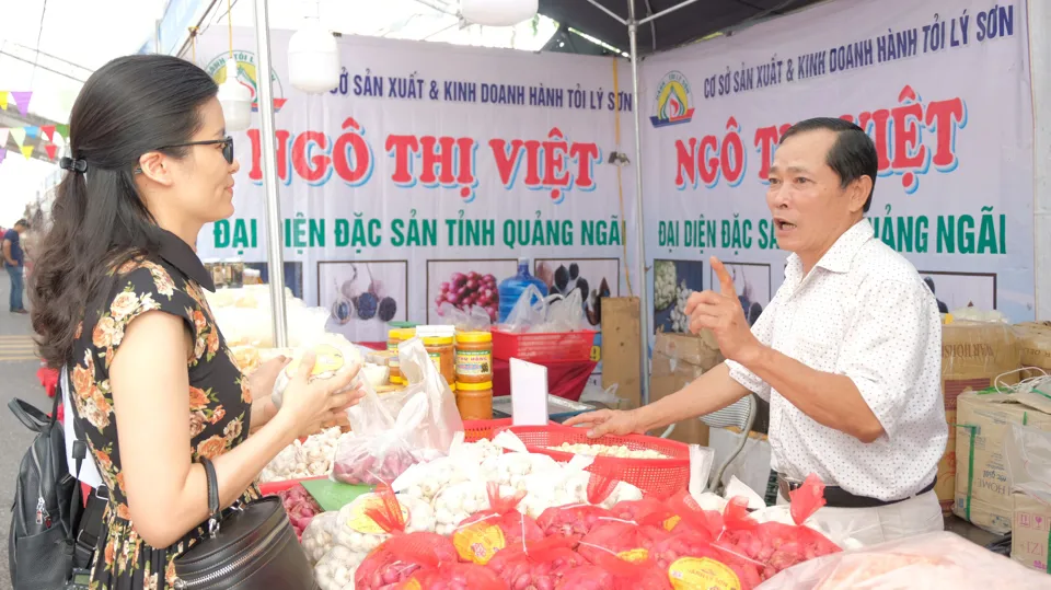 Khách hàng tham quan, mua sắm tạituần hàng. Ảnh:TrọngTùng