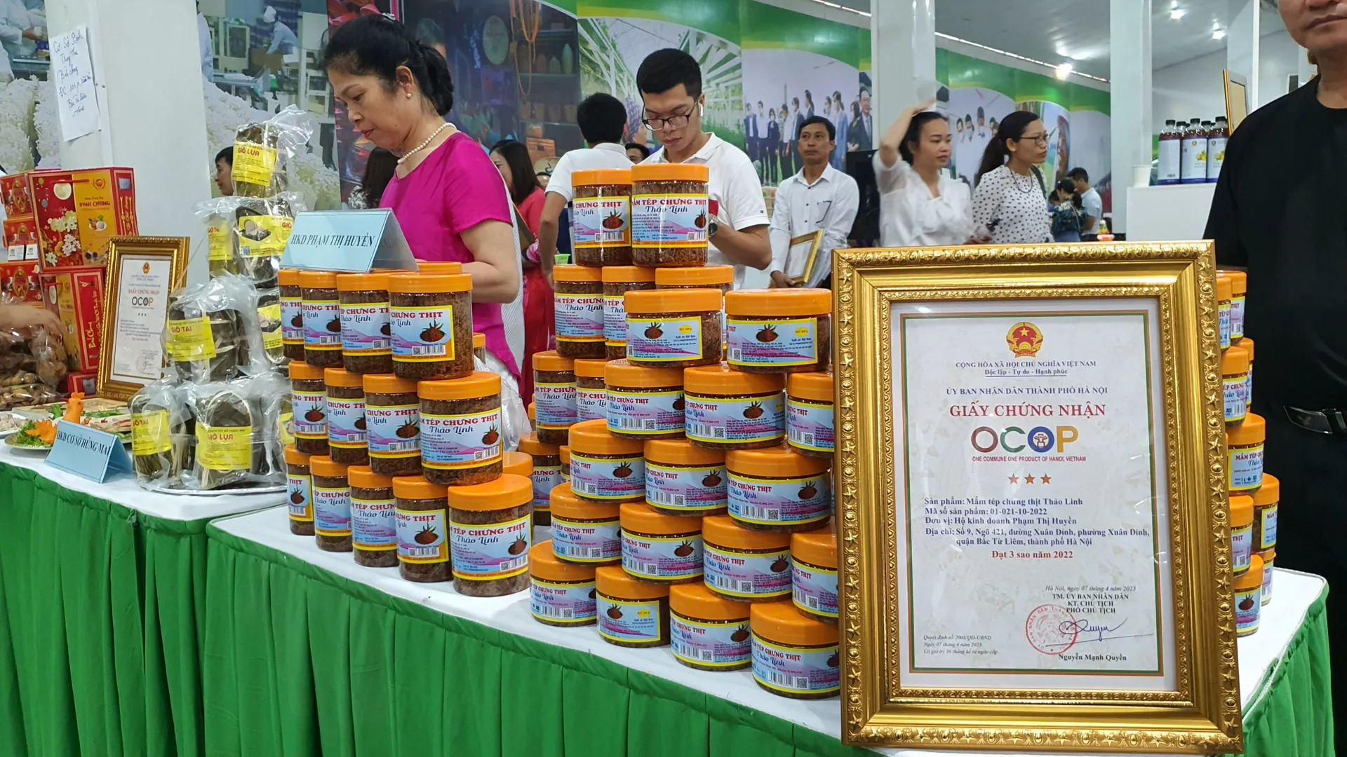 Sản phẩm OCOP 3 sao của quận Bắc Từ Liêm tham gia trưng bày, quảng bá sản phẩm. Ảnh Trần Thảo